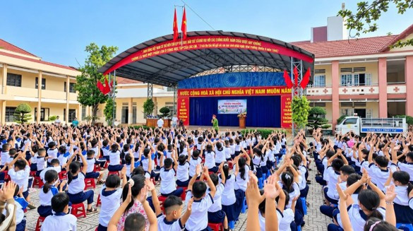 Kỳ 2_Ảnh minh họa Buổi tuyên truyền kỹ năng sống và pháp luật cho học sinh _ minh chứng cho sự phối hợp chặt chẽ giữa nhà trường, lực lượng chức năng và gia đình trong công tác giáo dục toàn diện)