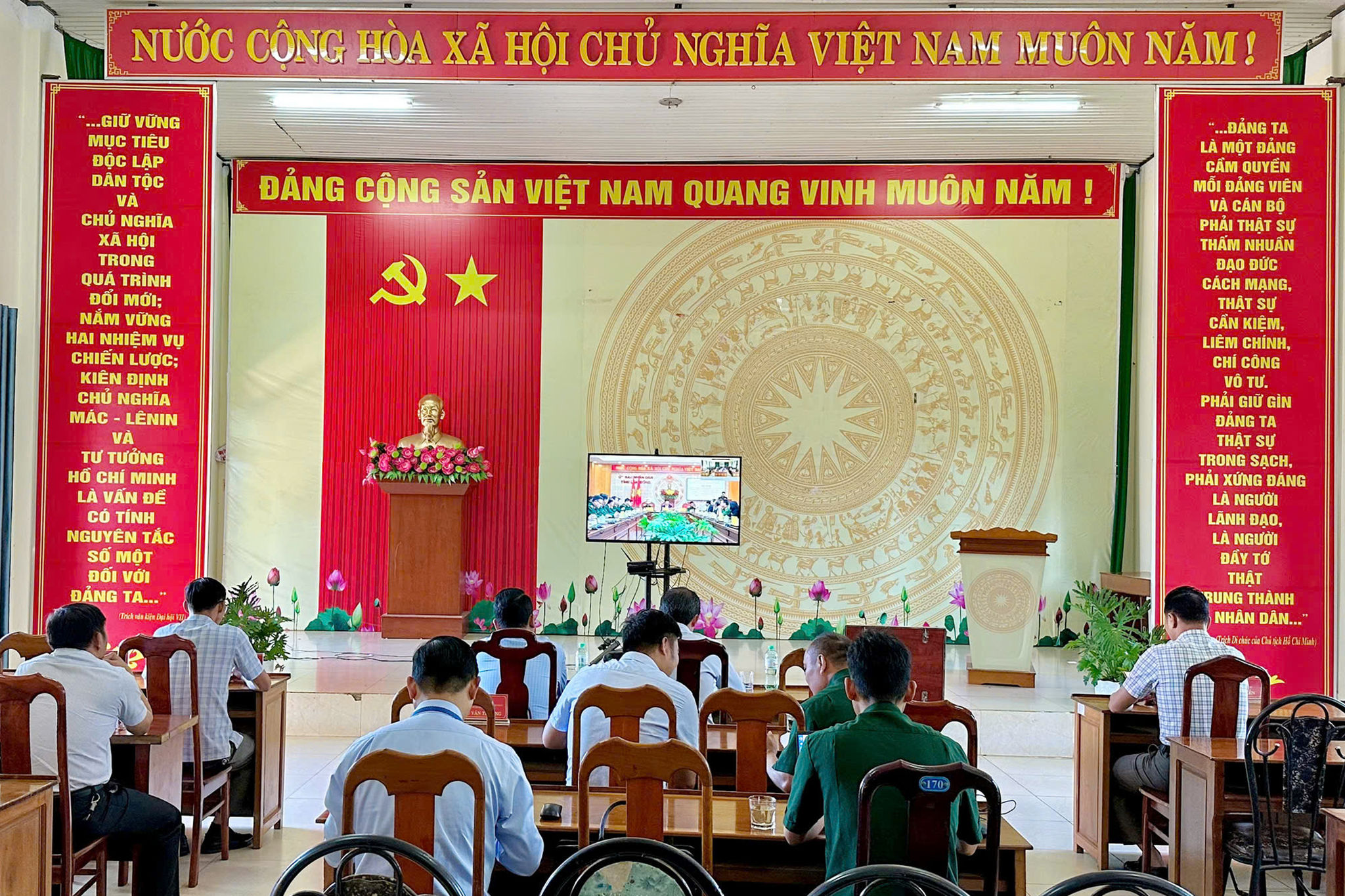 Lãnh đạo Đảng ủy, UBND xã Đắk Song dự và theo dõi hội nghị tại điểm cầu trực tuyến 7
