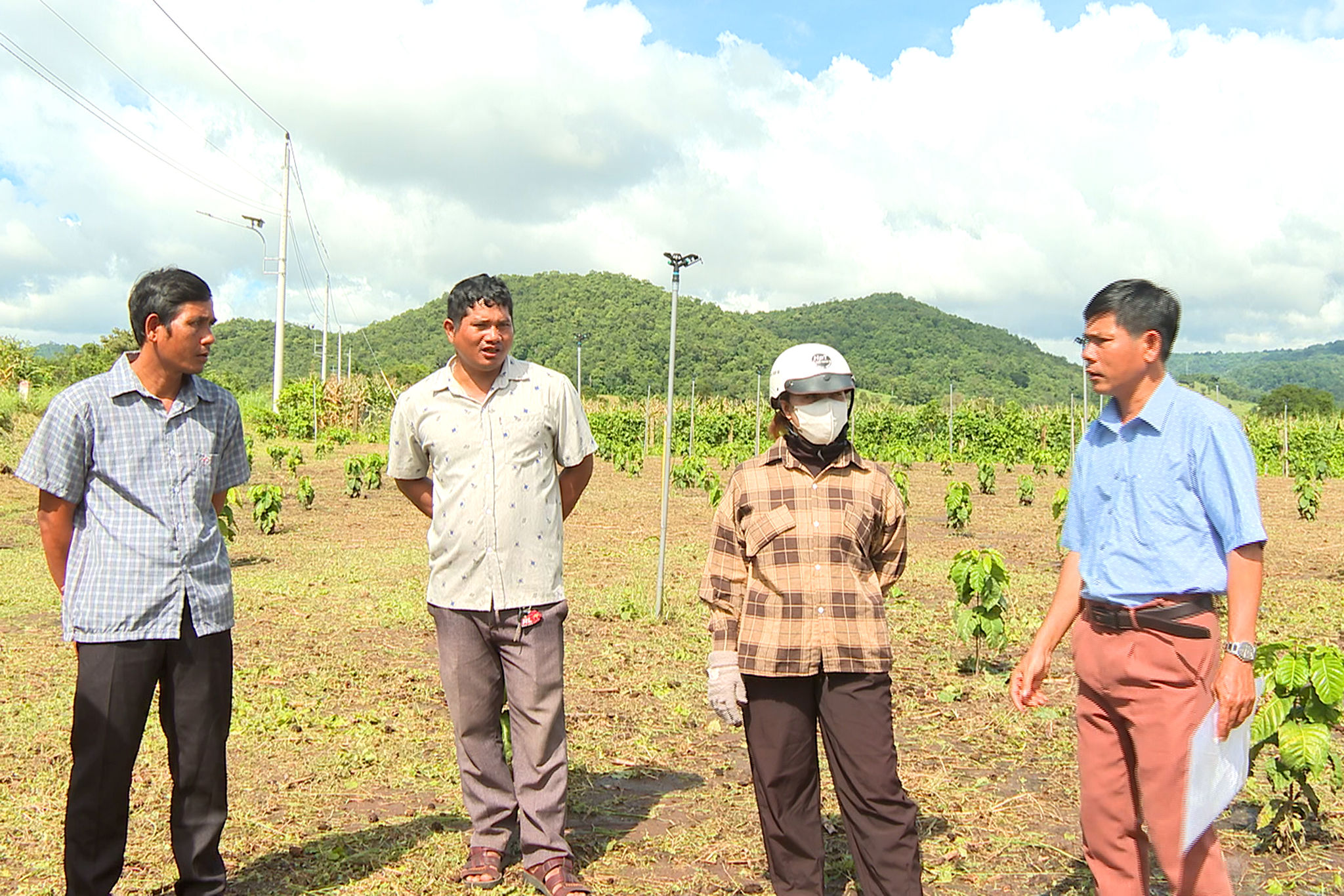 Trưởng thôn K'Văn Nẻo cùng cán bộ thôn Đông Tiến xuống kiểm tra vườn cà phê của các hộ dân