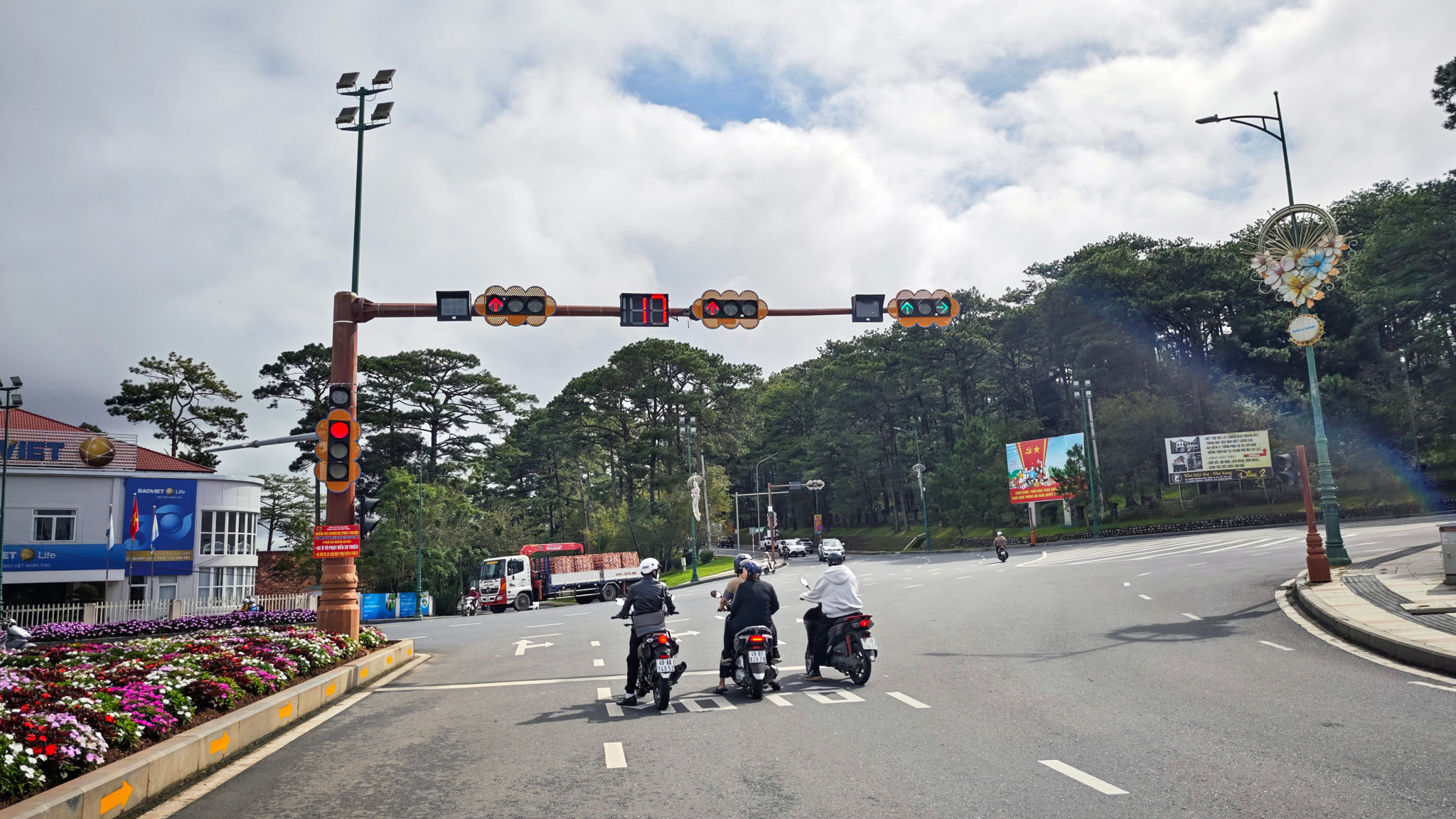 1. Nút giao Kim Cúc được lựa chọn thử nghiệm hệ thống điều khiển giao thông thông minh, điều tiết tín hiệu theo lưu lượng phương tiện.