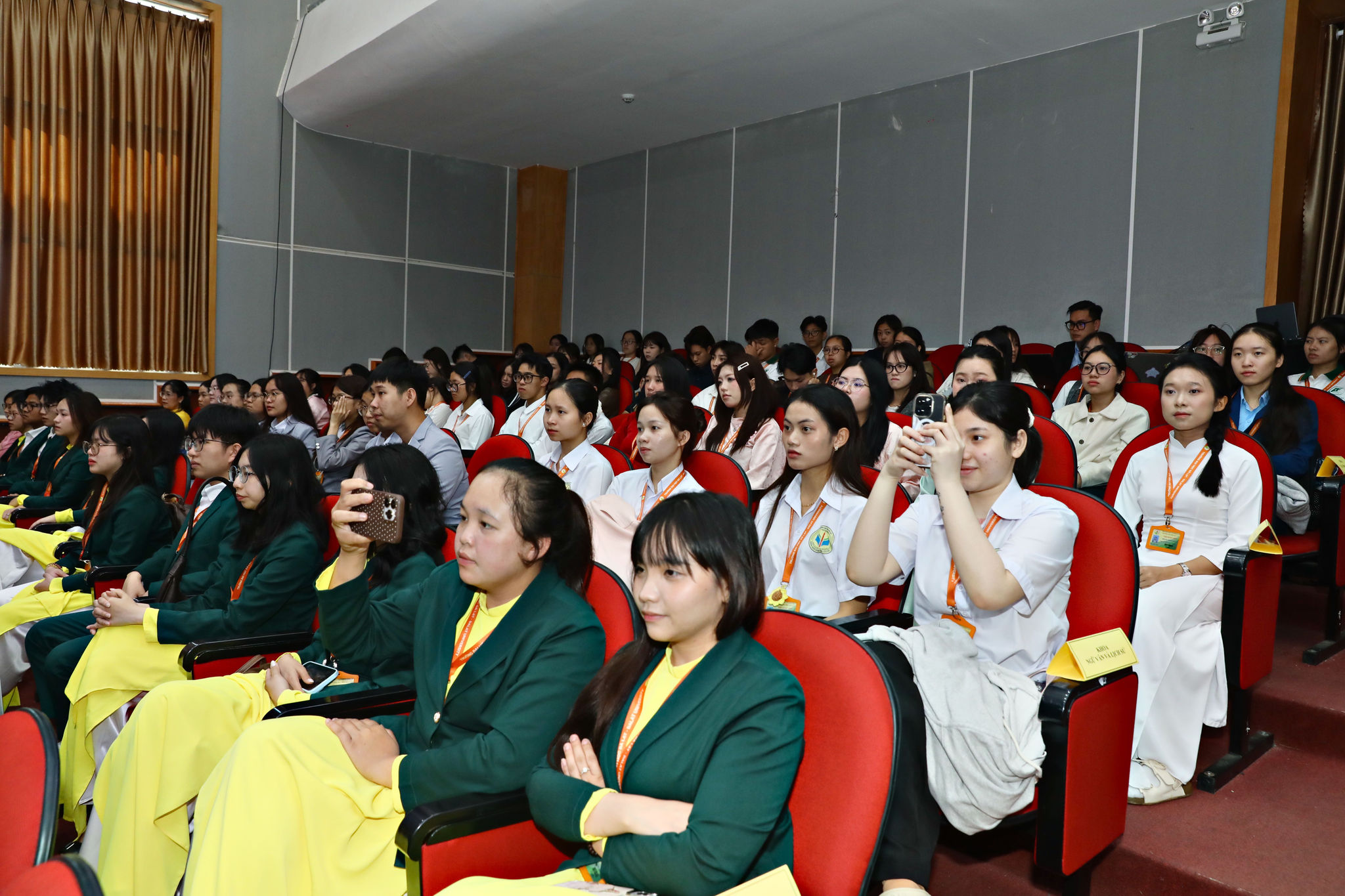 Các bạn sinh viên Trường ĐH Đà Lạt tham dự Lễ kỷ niệm