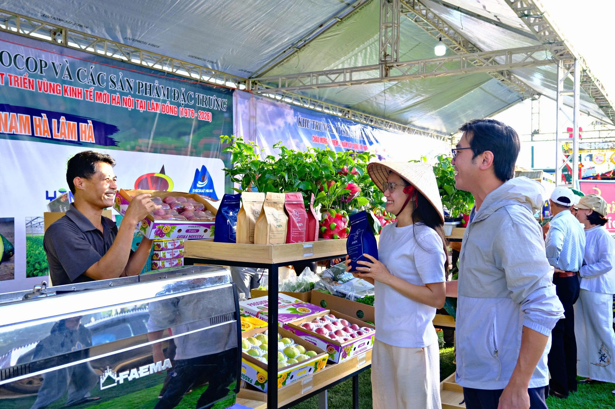 Hoạt động kết nối giao thương, quảng bá sản phẩm nông nghiệp và sản phẩm OCOP các địa phương tại chương trình góp phần đưa nông sản đặc trưng của Lâm Đồng đến gần hơn với thị trường Hà Nội.