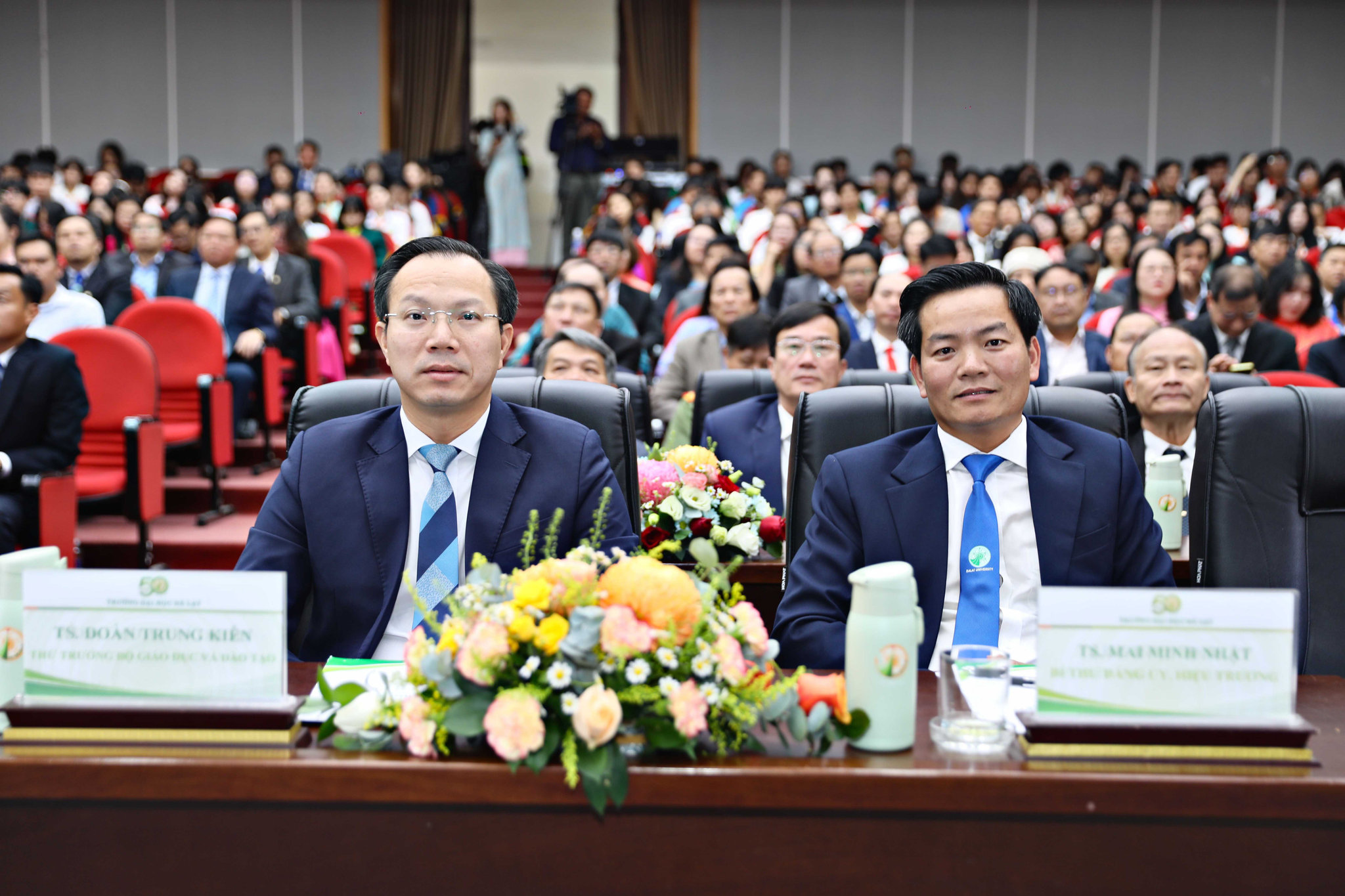 TS. Đoàn Trung Kiên – Thứ trưởng Bộ Giáo dục và Đào tạo (bên trái) và TS. Mai Minh Nhật, Bí thư Đảng ủy, Hiệu trưởng Trường Đại học Đà Lạt (bên phải)