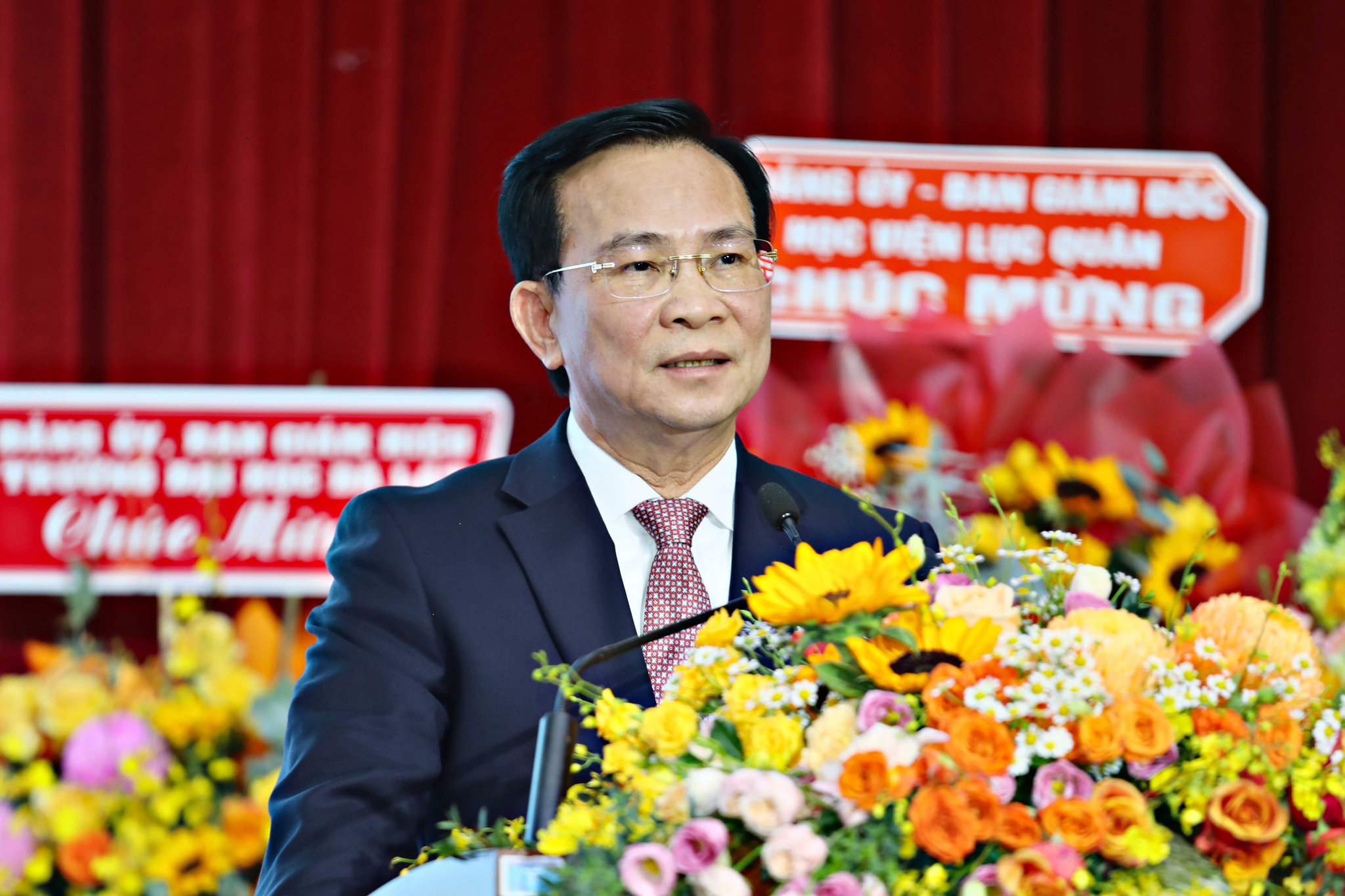 Đồng chí Hồ Văn Mười - UVBCH Trung ương Đảng, Phó Bí thư Tỉnh uỷ, Chủ tịch UBND tỉnh Lâm Đồng chúc mừng tập thể lãnh đạo, các thế hệ sinh viên Trường ĐH Đà Lạt qua 50 năm đổi mới, phát triển