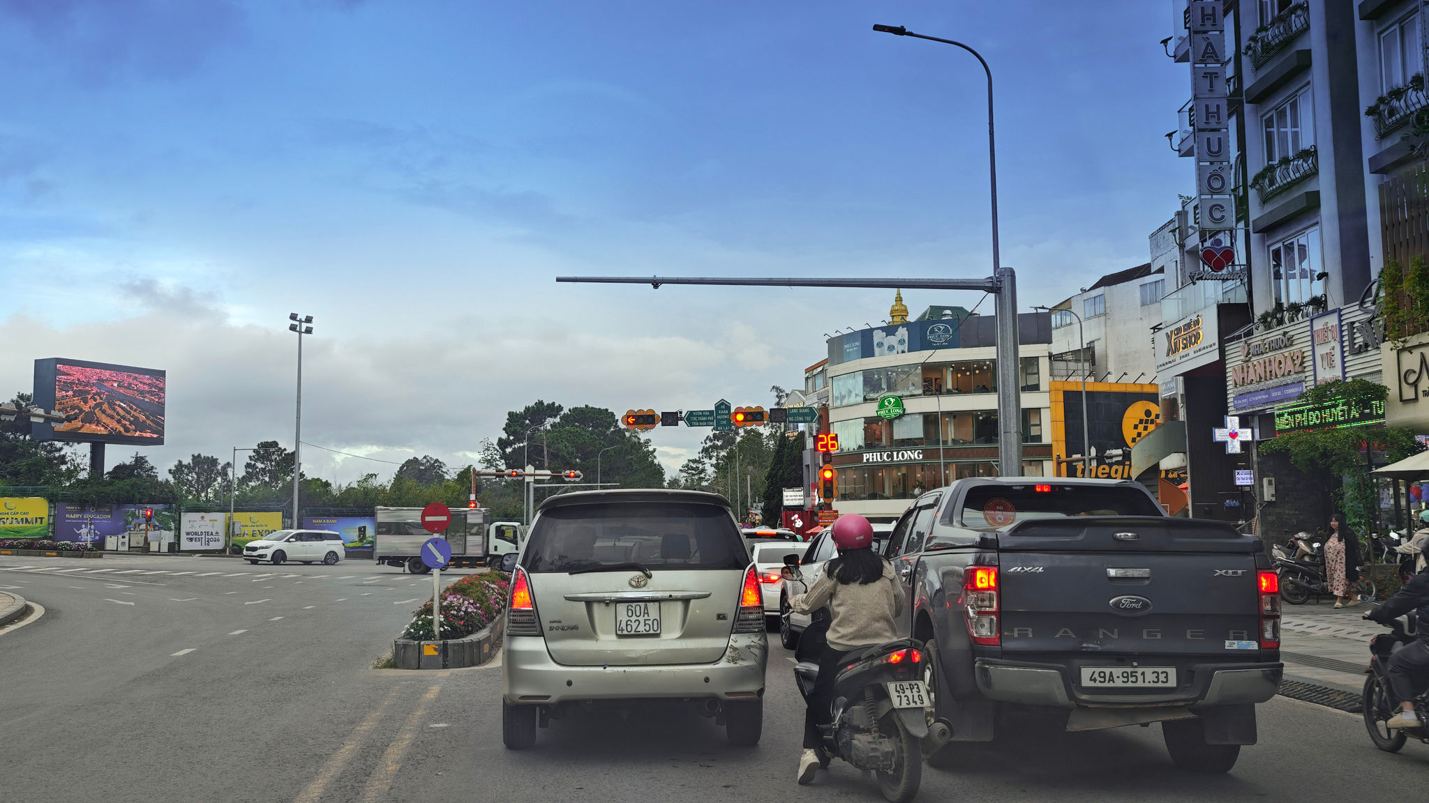 3. Hệ thống điều khiển giao thông thông minh được thử nghiệm tại nút giao Ngã 5 Đại học.