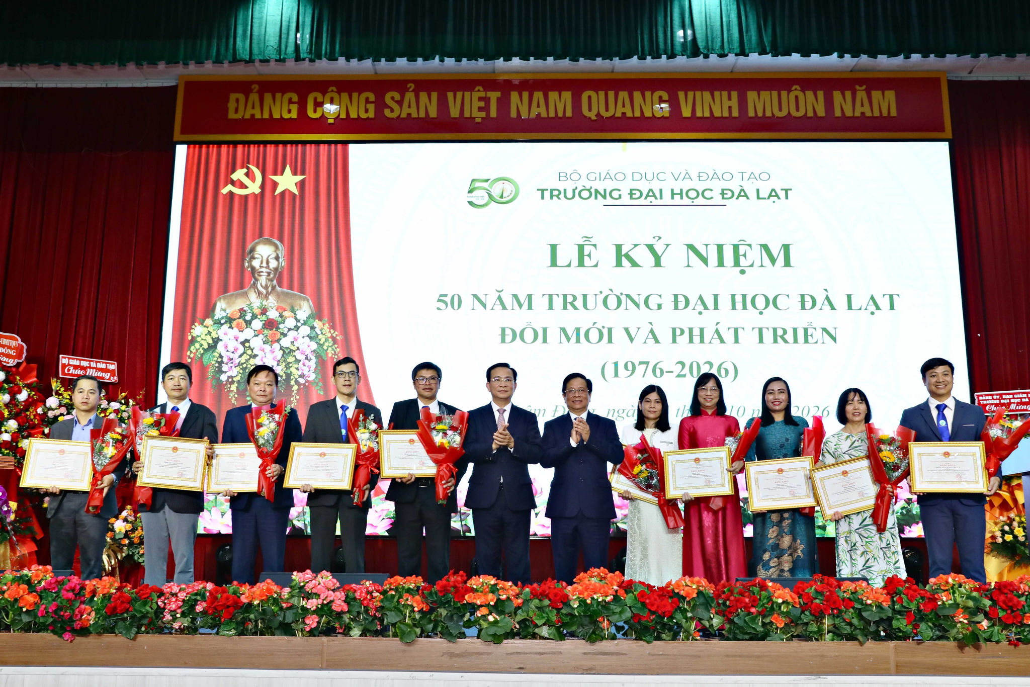 Đồng chí Hồ Văn Mười, Ủy viên Ban Chấp hành Trung ương Đảng, Phó Bí thư Tỉnh ủy, Chủ tịch UBND tỉnh Lâm Đồng và Đồng chí Hồ Văn Mừng, Ủy viên Ban Chấp hành Trung ương Đảng, Phó Bí thư Tỉnh uỷ, Chủ tịch UBND tỉnh An Giang trao Bằng khen của Chủ tịch UBND tỉnh Lâm Đồng cho tập thể Trường ĐH Đà Lạt có nhiều thành tích góp phần đào tạo nguồn nhân lực, nghiên cứu khoa học và chuyển giao công nghệ cho tỉnh