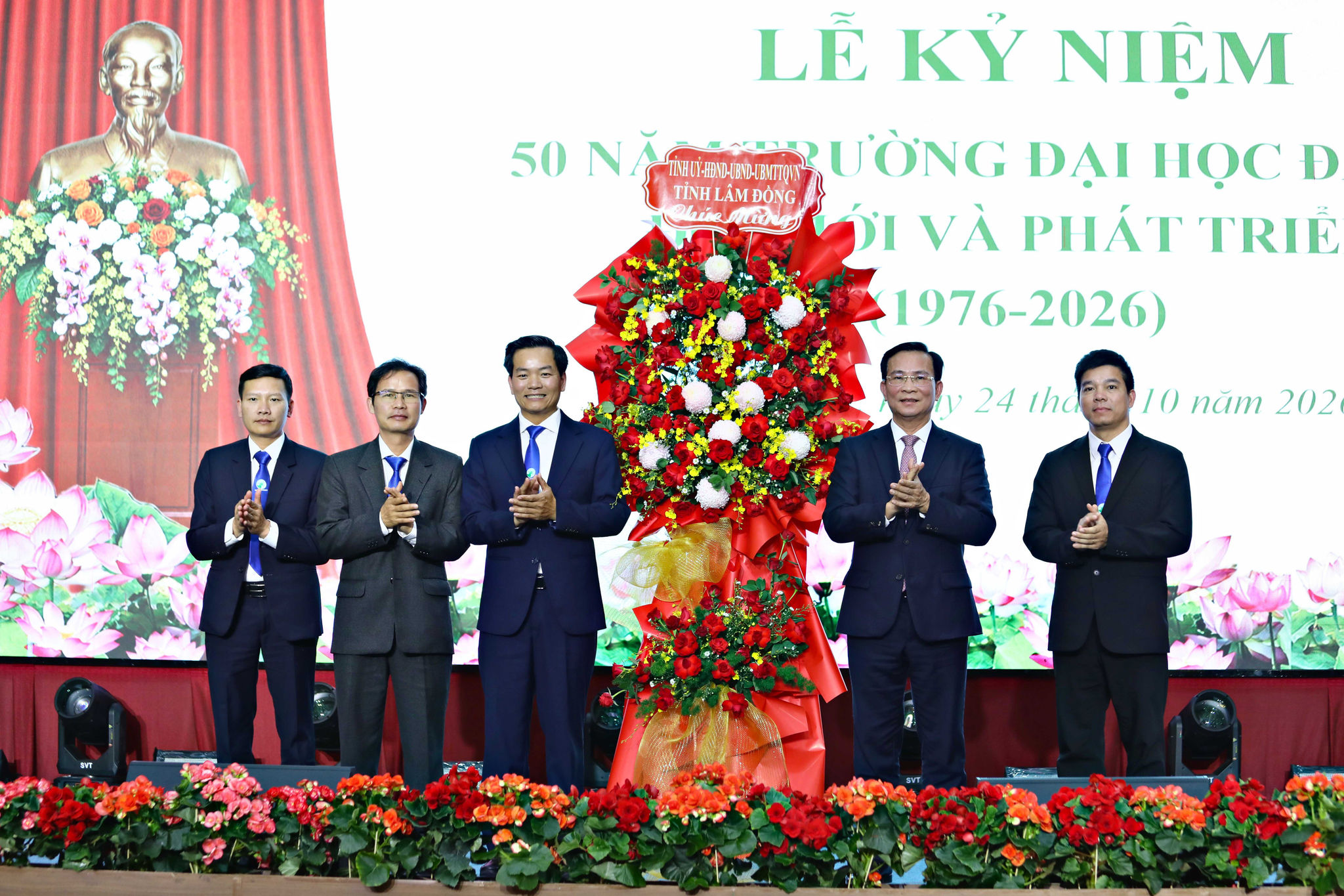 Chủ tịch UBND tỉnh Hồ Văn Mười tặng hoa của Tỉnh ủy, HĐND, UBND, Ủy ban MTTQ Việt Nam tỉnh chúc mừng Trường Đại học Đà Lạt nhân kỷ niệm 50 năm hình thành và phát triển.