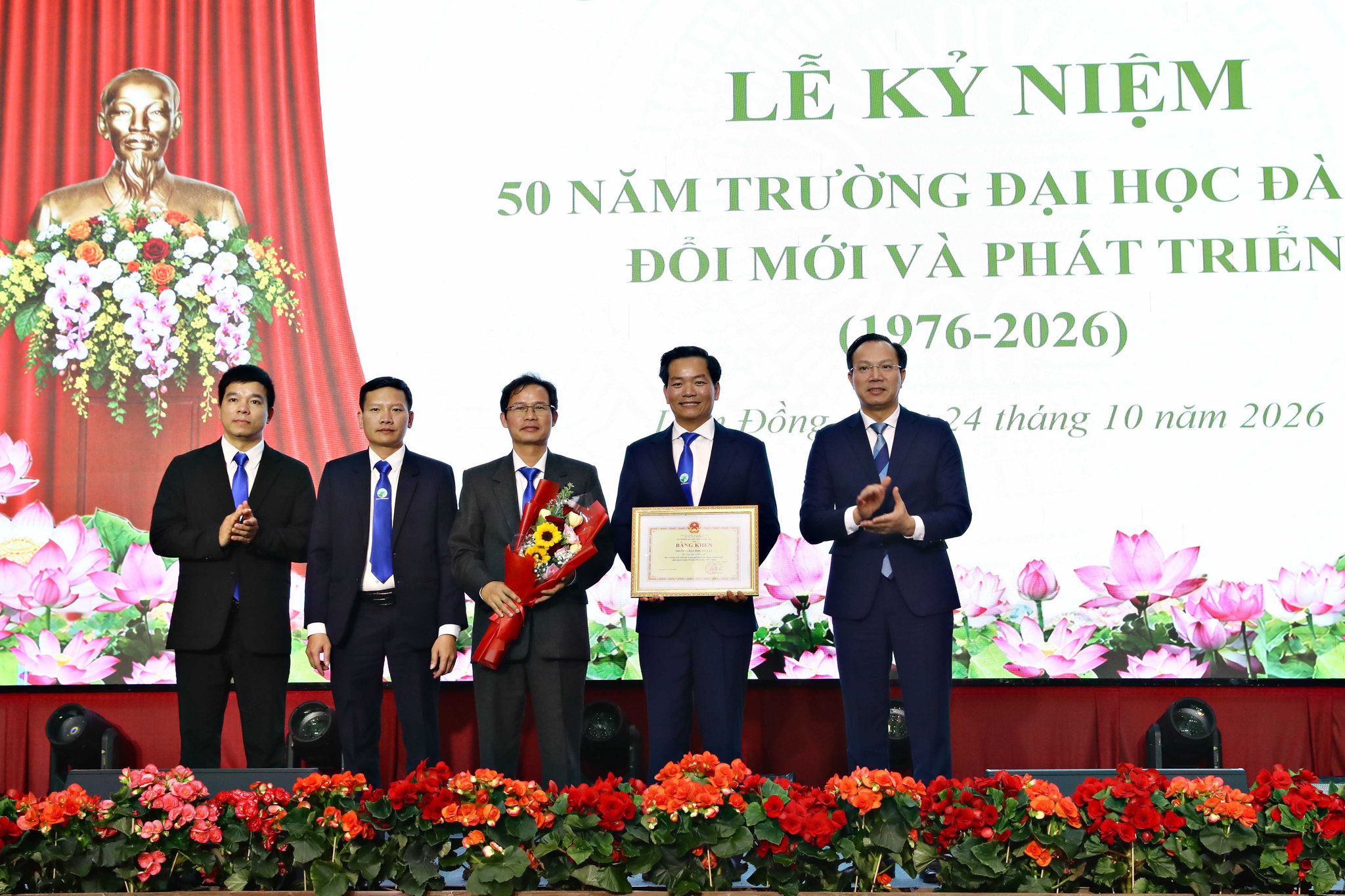 TS. Đoàn Trung Kiên, Thứ trưởng Bộ Giáo dục và Đào tạo trao Bằng khen của Bộ Giáo dục và Đào tạo cho Trường ĐH Đà Lạt cho tập thể Nhà trường