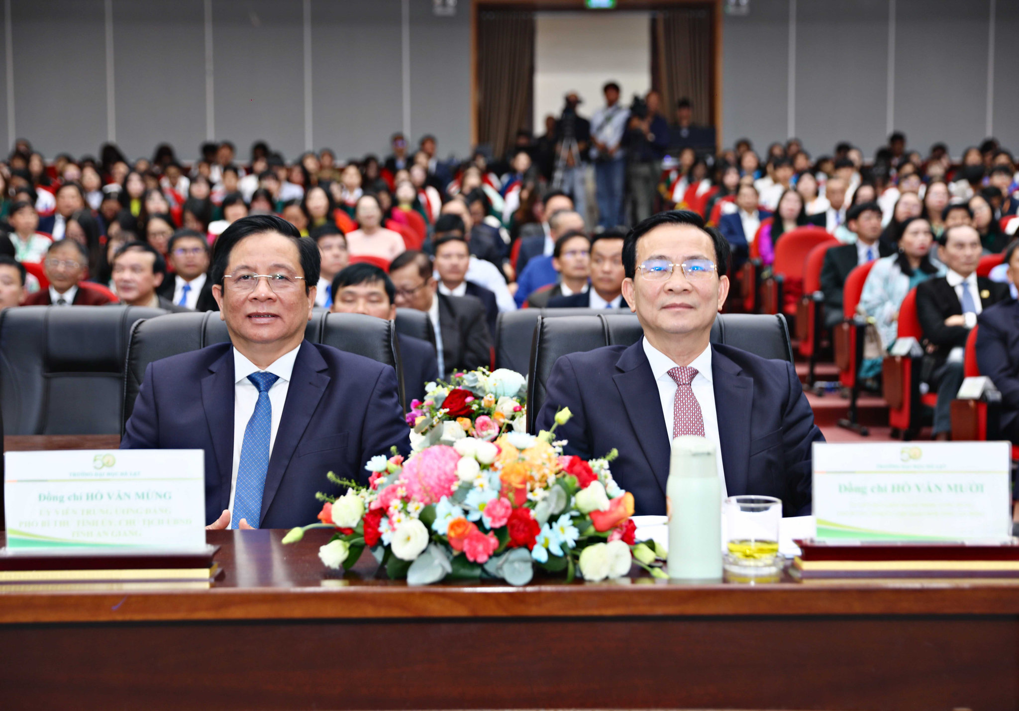 Đồng chí Hồ Văn Mười - UVBCH Trung ương Đảng, Phó Bí thư Tỉnh uỷ, Chủ tịch UBND tỉnh Lâm Đồng (bên phải) và đồng chí Hồ Văn Mừng – UV BCH Trung ương Đảng khoá XIV, Phó Bí thư Tỉnh uỷ, Chủ tịch UBND tỉnh An Giang (bên trái)