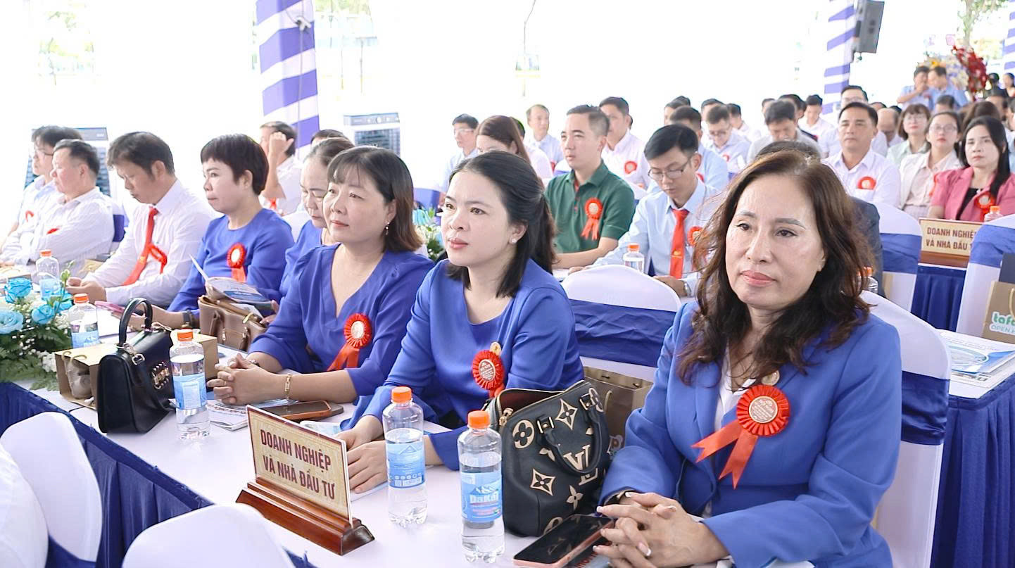 Các doanh nghiệp, nhà đầu tư tham dự hội nghị xúc tiến đầu tư các xã Tây Nam Lâm Đồng
