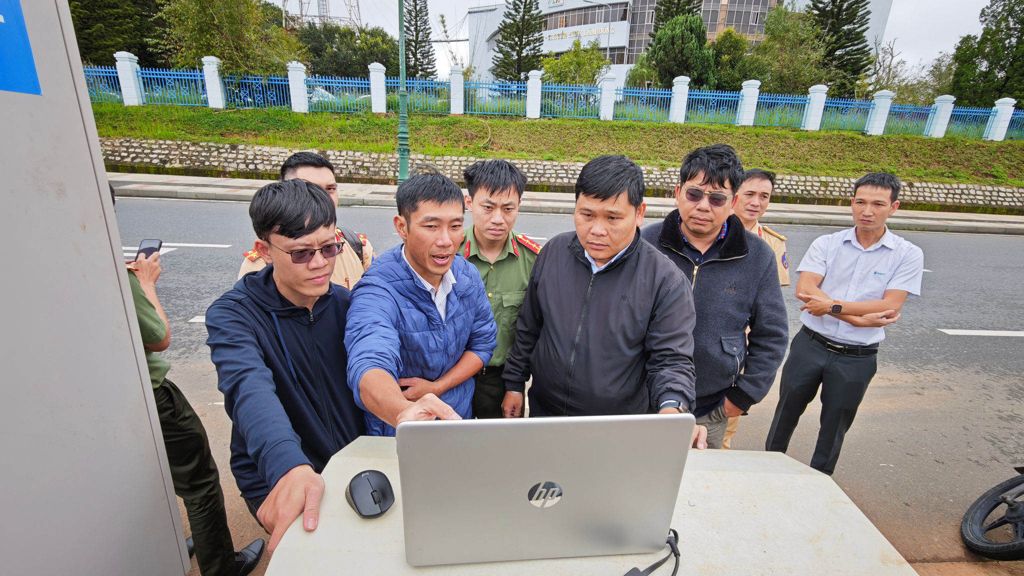 Các đơn vị phối hợp kiểm tra, đánh giá hệ thống ITS trong quá trình thử nghiệm tại Kim Cúc.
