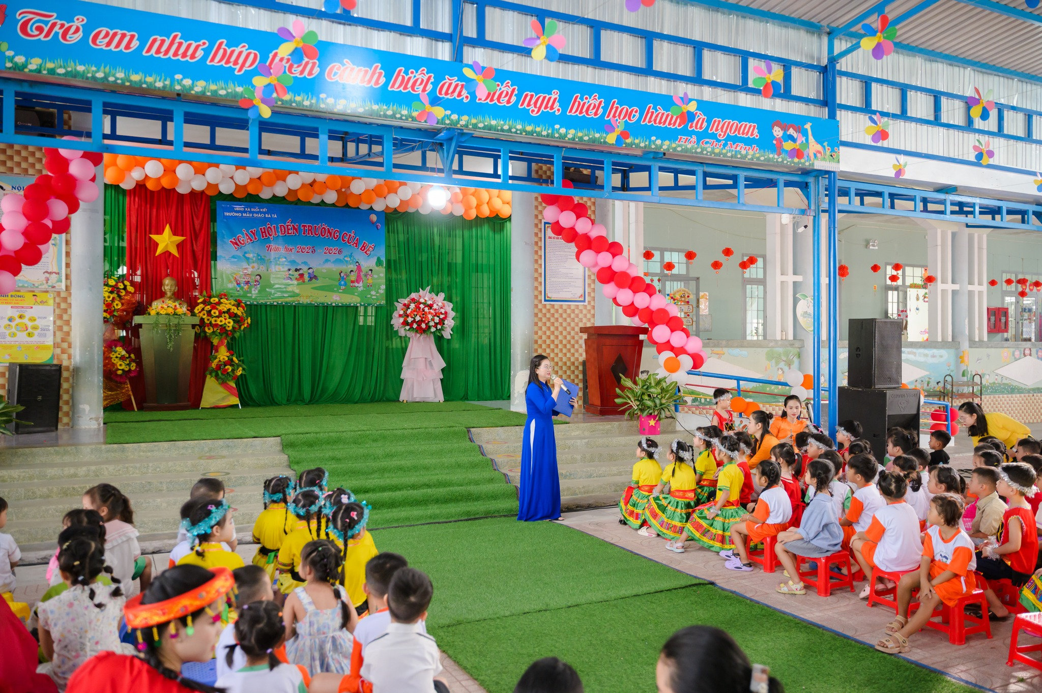 Cô giáo và các cháu học sinh Trường Mẫu giáo Bà Tá, xã Suối Kiết tại Ngày hội đến trường