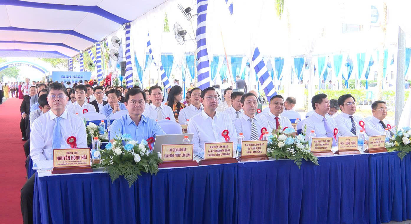 Đồng chí Nguyễn Hồng Hải - Uỷ viên Ban Thường vụ Tỉnh uỷ, Phó Chủ tịch Thường trực UBND tỉnh cùng đại diện lãnh đạo Văn phòng Tỉnh uỷ, các sở, ban, ngành tỉnh Lâm Đồng tham dự hội nghị