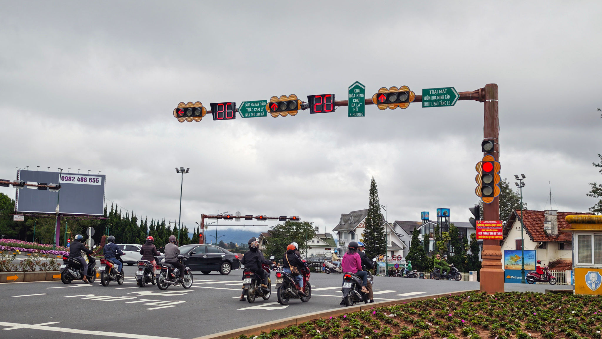 Giao thông tại nút giao Kim Cúc trong thời gian thử nghiệm hệ thống ITS.