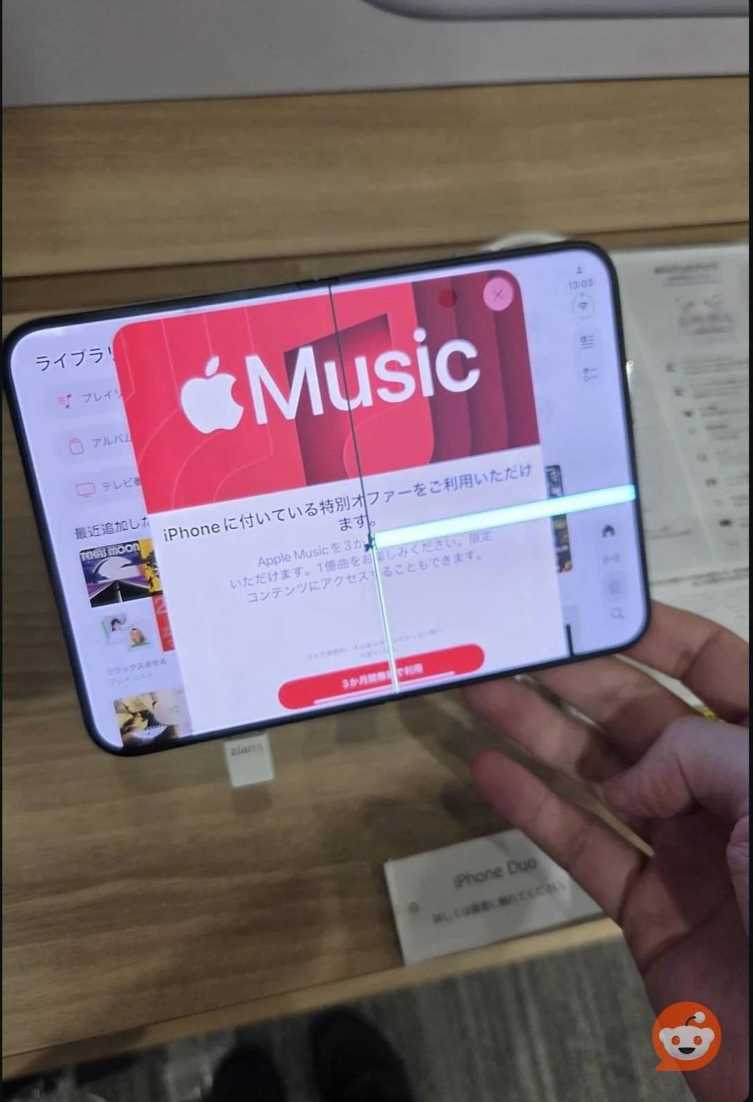 Tình trạng màn hình iPhone Duo bị hỏng hoàn toàn tại nếp gấp bản lề