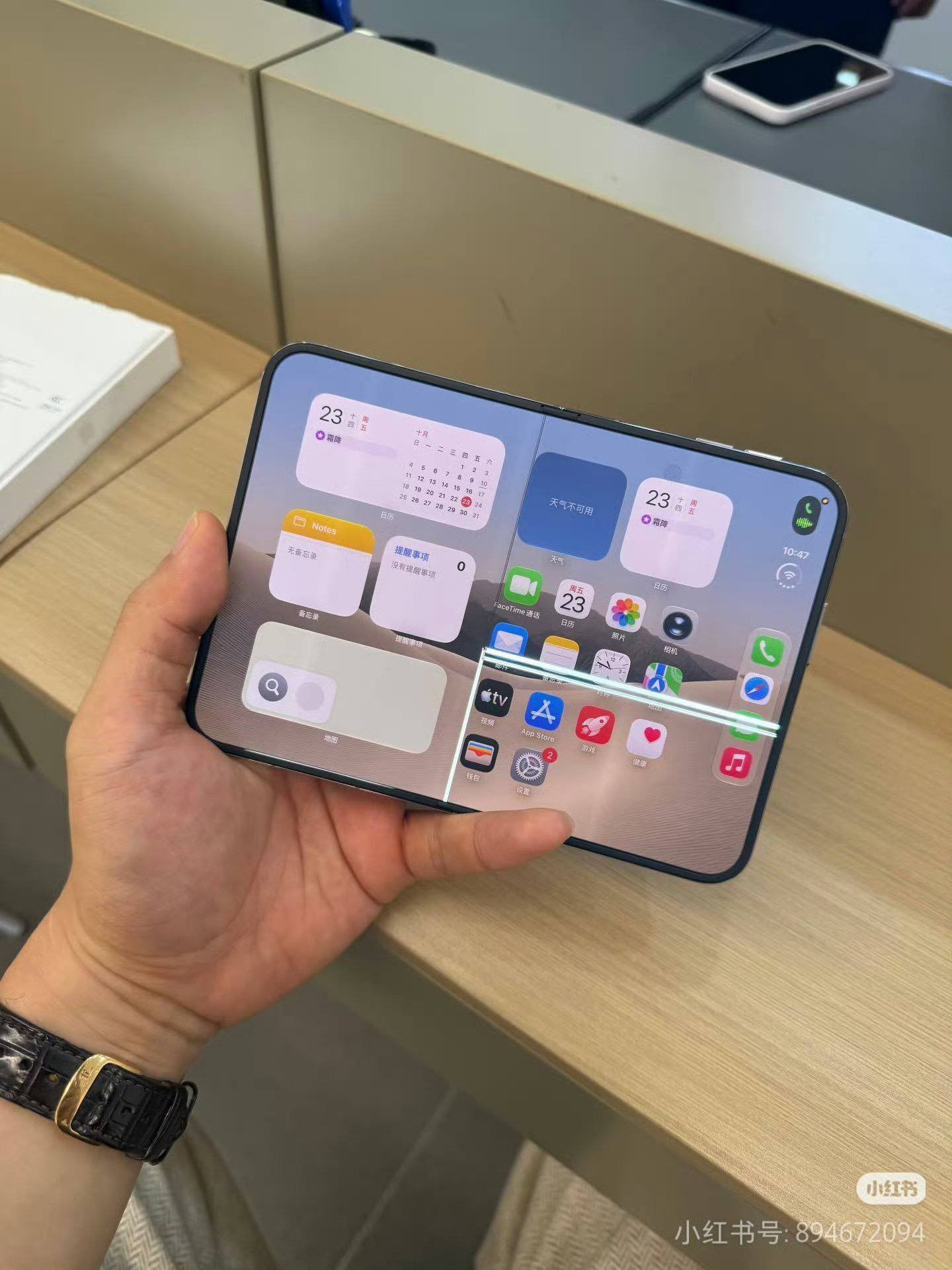 Vết nứt ngang xuất hiện ngay tại đường gập bản lề của thiết bị iPhone Duo