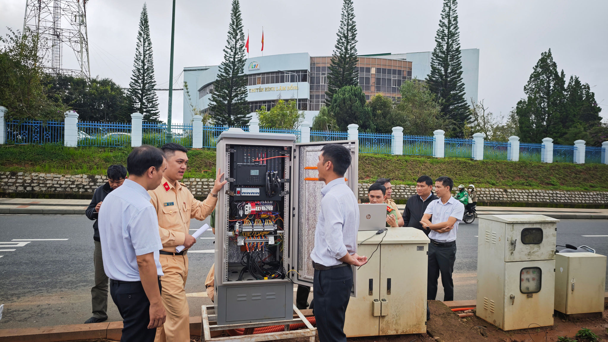 Kiểm tra tủ điều khiển hệ thống ITS tại nút giao Kim Cúc.