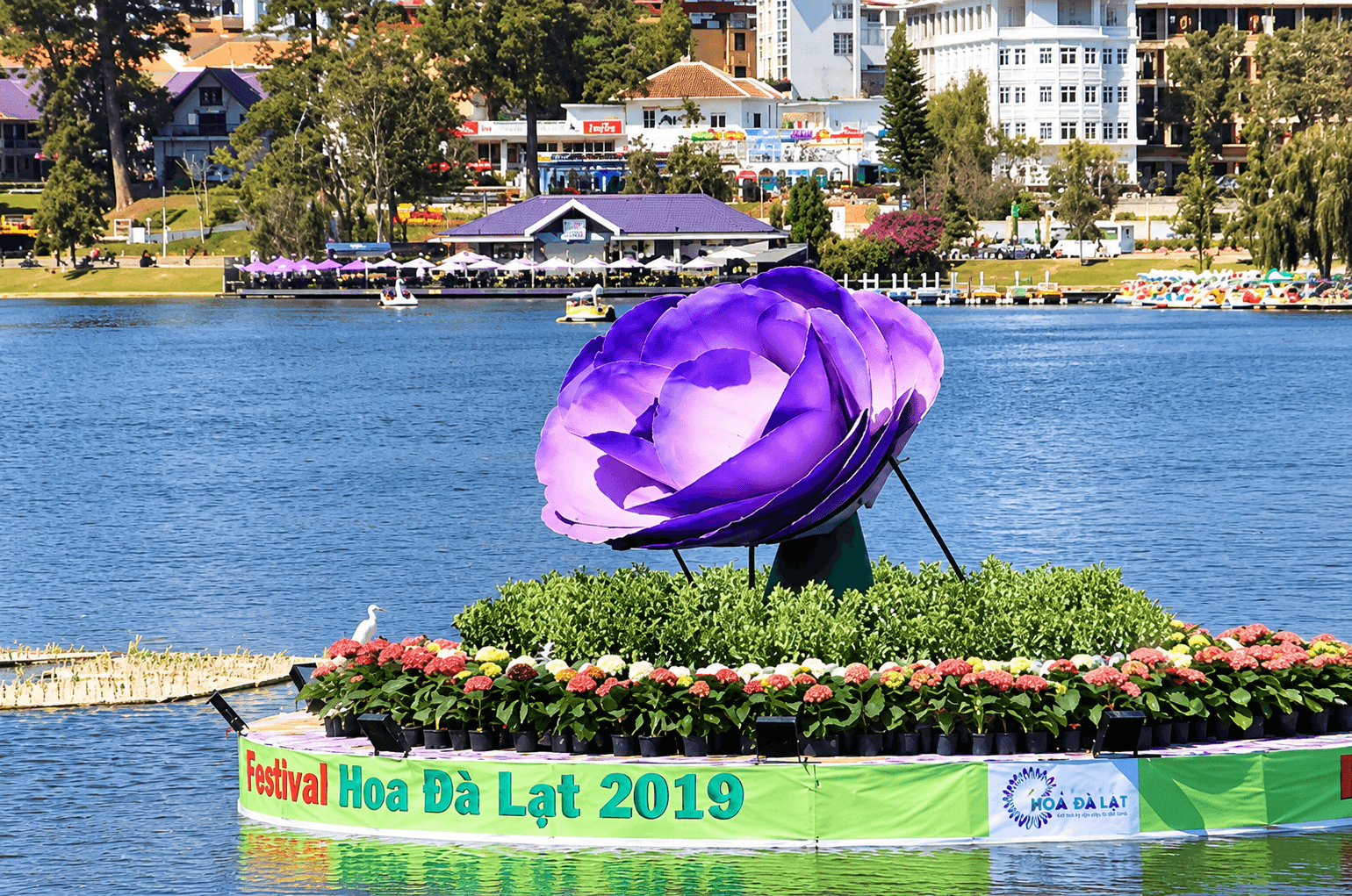 Lễ hội hoa Đà Lạt trên hồ Xuân Hương