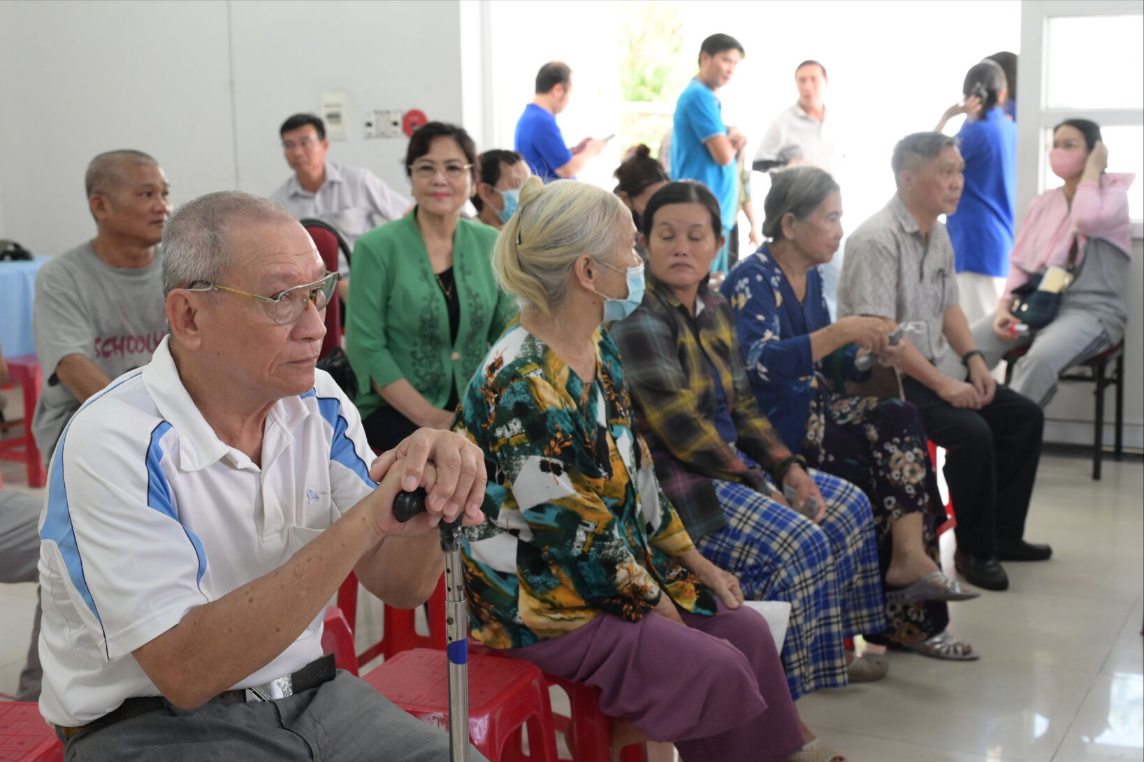 nguoi-dan-den-kham-suc-khoe-tai-phuong-phu-thuy(2).jpg