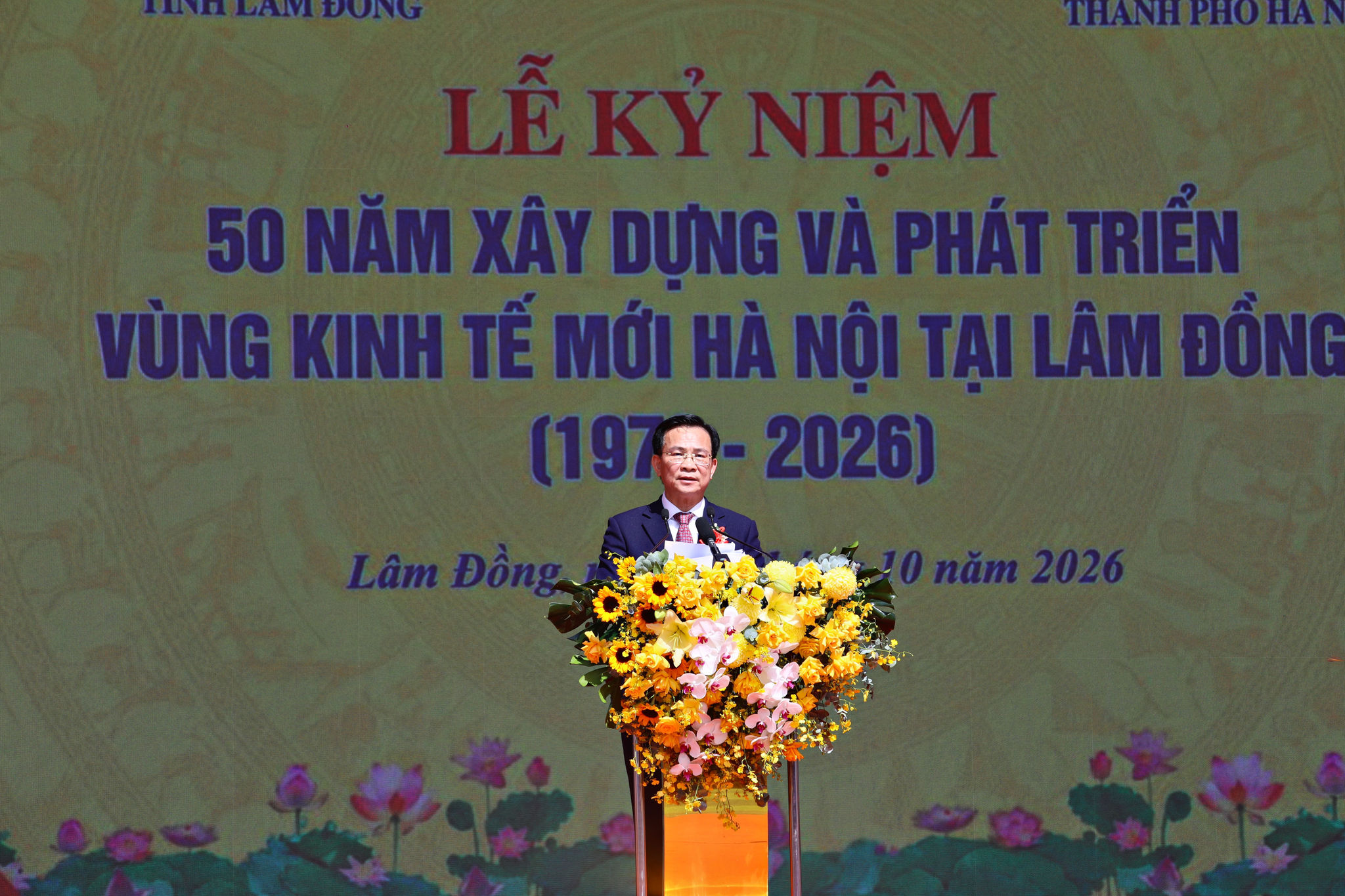 Đồng chí Hồ Văn Mười - Ủy viên Ban Chấp hành Trung ương Đảng, Phó Bí thư Tỉnh ủy, Chủ tịch UBND tỉnh Lâm Đồng phát biểu kỷ niệm 50 năm xây dựng và phát triển Vùng kinh tế mới Hà Nội tại Lâm Đồng (1976-2026).