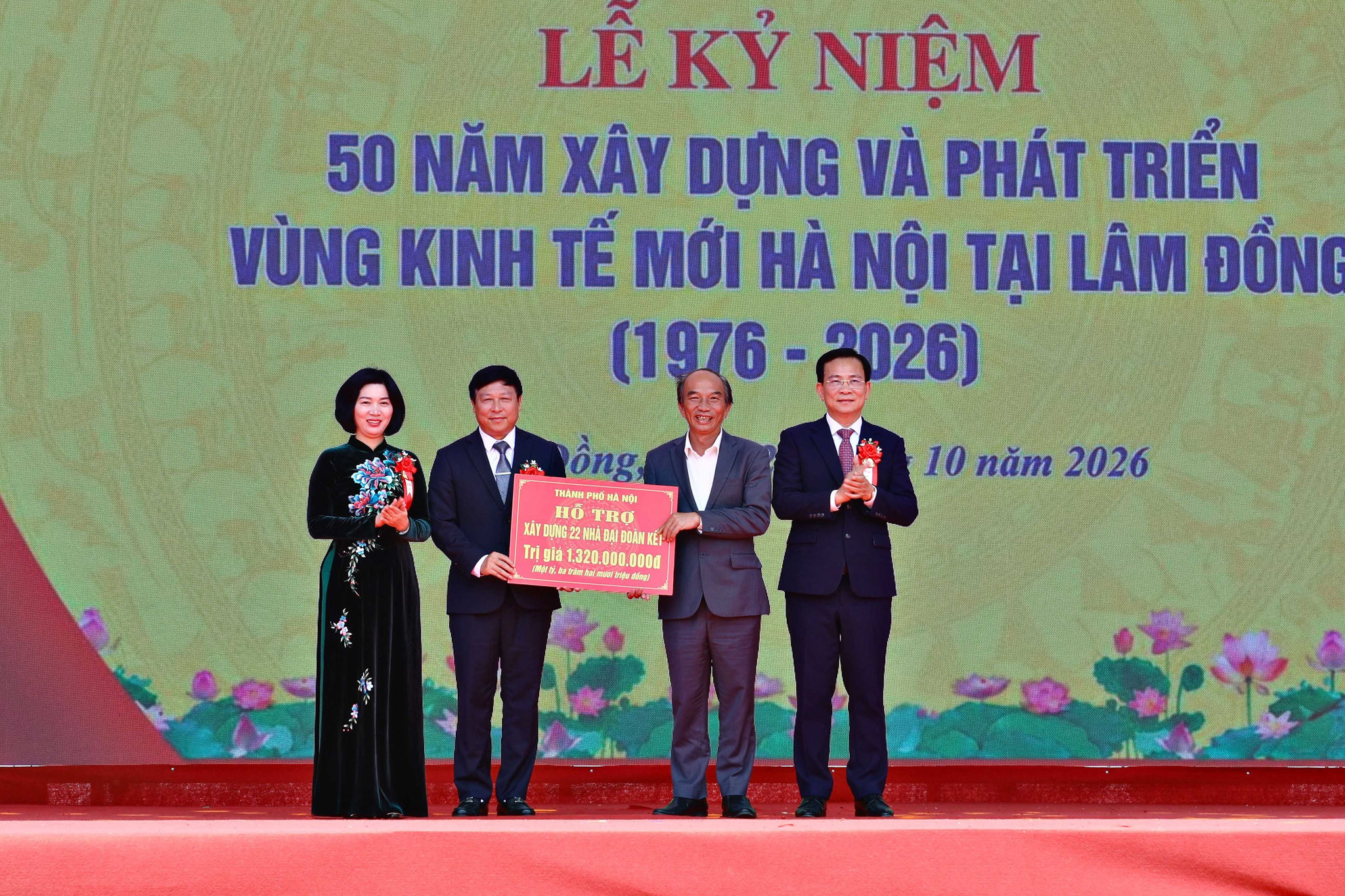 Ủy ban Mặt trận Tổ quốc Việt Nam TP Nội trao biểu trưng kinh phí trên 1,3 tỷ đồng hỗ trợ xây dựng 22 nhà Đại đoàn kết gửi đến các gia đình có hoàn cảnh đặc biệt khó khăn trên địa bàn các xã vùng kinh tế mới Hà Nội tại Lâm Đồng.