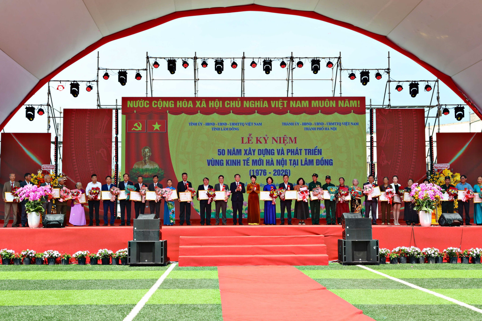 Đồng chí Hồ Văn Mười, Ủy viên Ban Chấp hành Trung ương Đảng, Phó Bí thư Tỉnh ủy, Chủ tịch UBND tỉnh và Đồng chí Phạm Thị Phúc, Phó Bí thư Tỉnh ủy, Chủ tịch Ủy ban MTTQ Việt Nam tỉnh tặng Bằng khen cho các tập thể, cá nhân 
