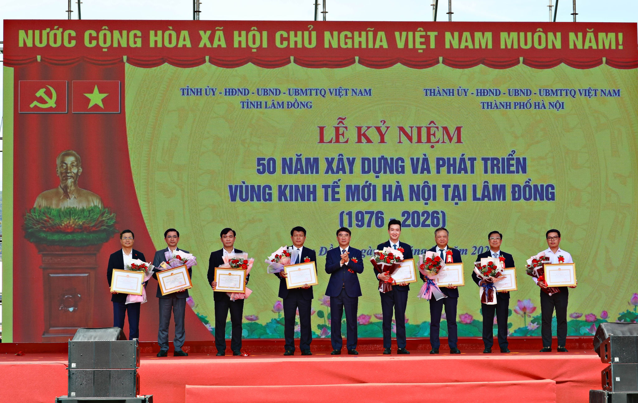 Đồng chí Nguyễn Xuân Lưu, Ủy viên Ban Thường vụ Thành ủy, Phó Chủ tịch UBND TP Hà Nội tặng Bằng khen cho