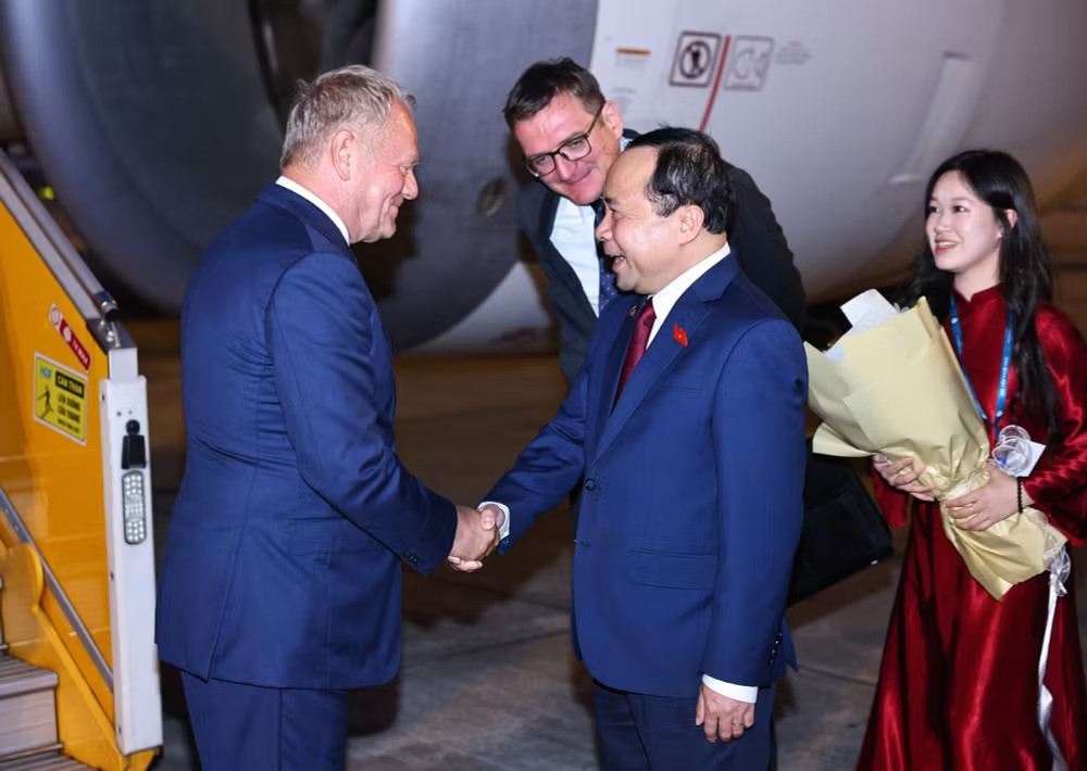 vna-potal-thu-tuong-ba-lan-donald-tusk-den-ha-noi-tham-chinh-thuc-viet-nam-9111195.jpg