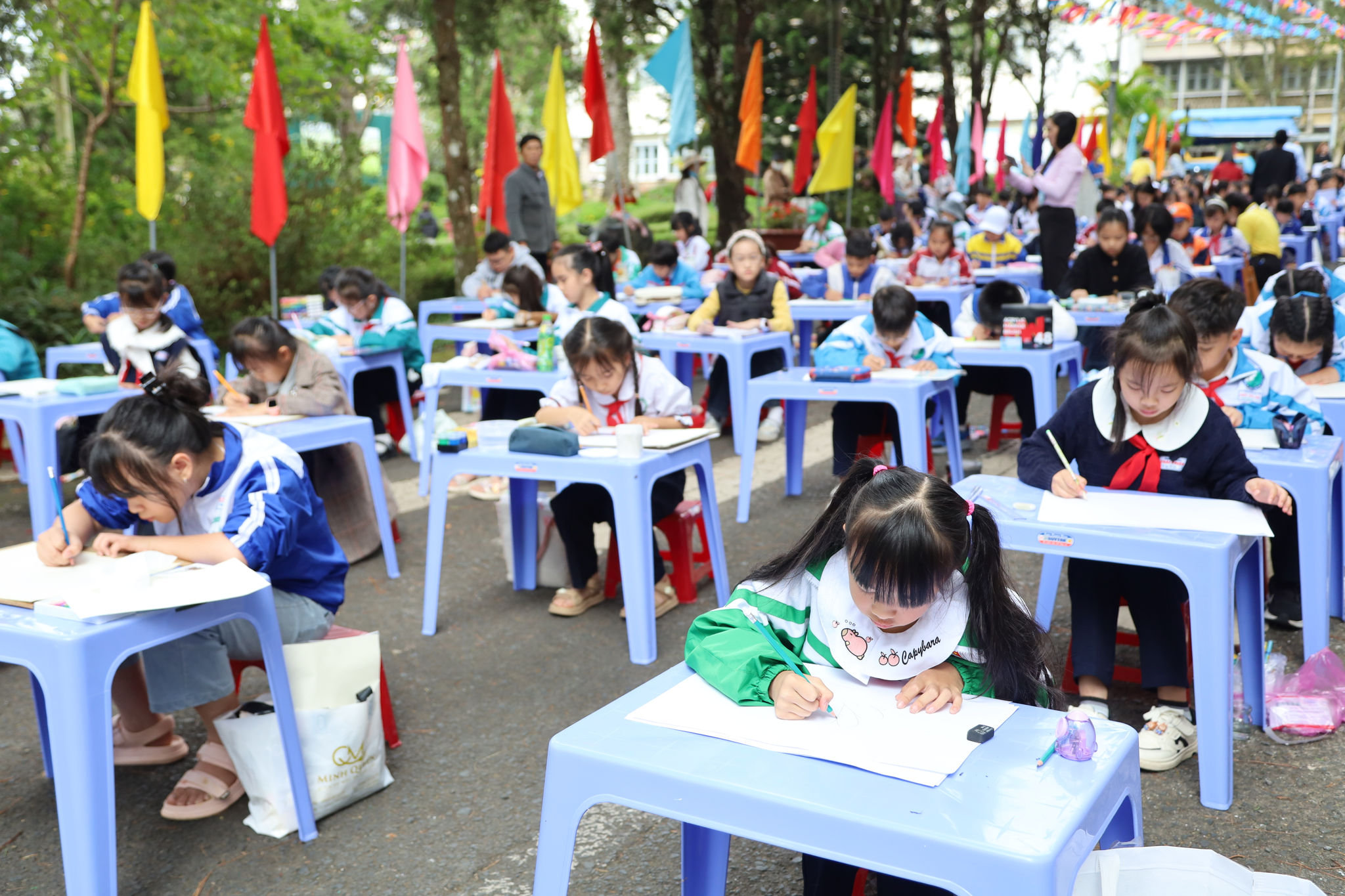 Các e thiếu nhi tham gia vòng chung kết hội thi Vẽ tranh thiếu nhi tỉnh Lâm Đồng năm 2026 tại 3 điểm thi trên địa bàn tỉnh (Ảnh: Đặng Hiền)
