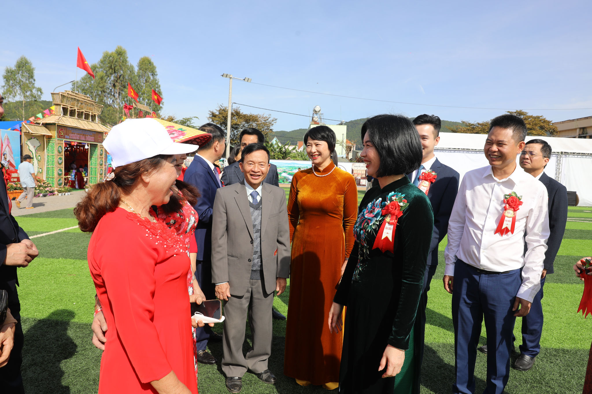 Đồng chí Phùng Thị Hồng Hà, Phó Bí thư Thành ủy, Chủ tịch HĐND thành phố Hà Nội cùng đồng chí Phạm Thị Phúc, Phó Bí thư Tỉnh ủy, Chủ tịch Ủy ban MTTQ Việt Nam tỉnh Lâm Đồng thăm hỏi đời sống người dân gốc Hà Nội 