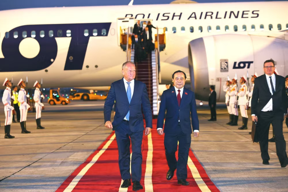 vna-potal-thu-tuong-ba-lan-donald-tusk-den-ha-noi-tham-chinh-thuc-viet-nam-9111189.jpg
