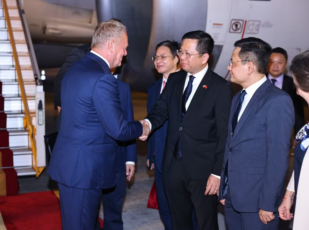 vna-potal-thu-tuong-ba-lan-donald-tusk-den-ha-noi-tham-chinh-thuc-viet-nam-9111192.jpg