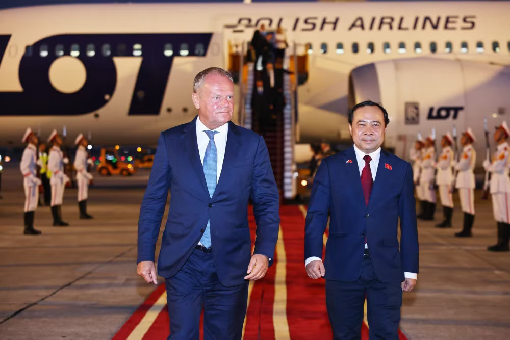 vna-potal-thu-tuong-ba-lan-donald-tusk-den-ha-noi-tham-chinh-thuc-viet-nam-9111190.jpg