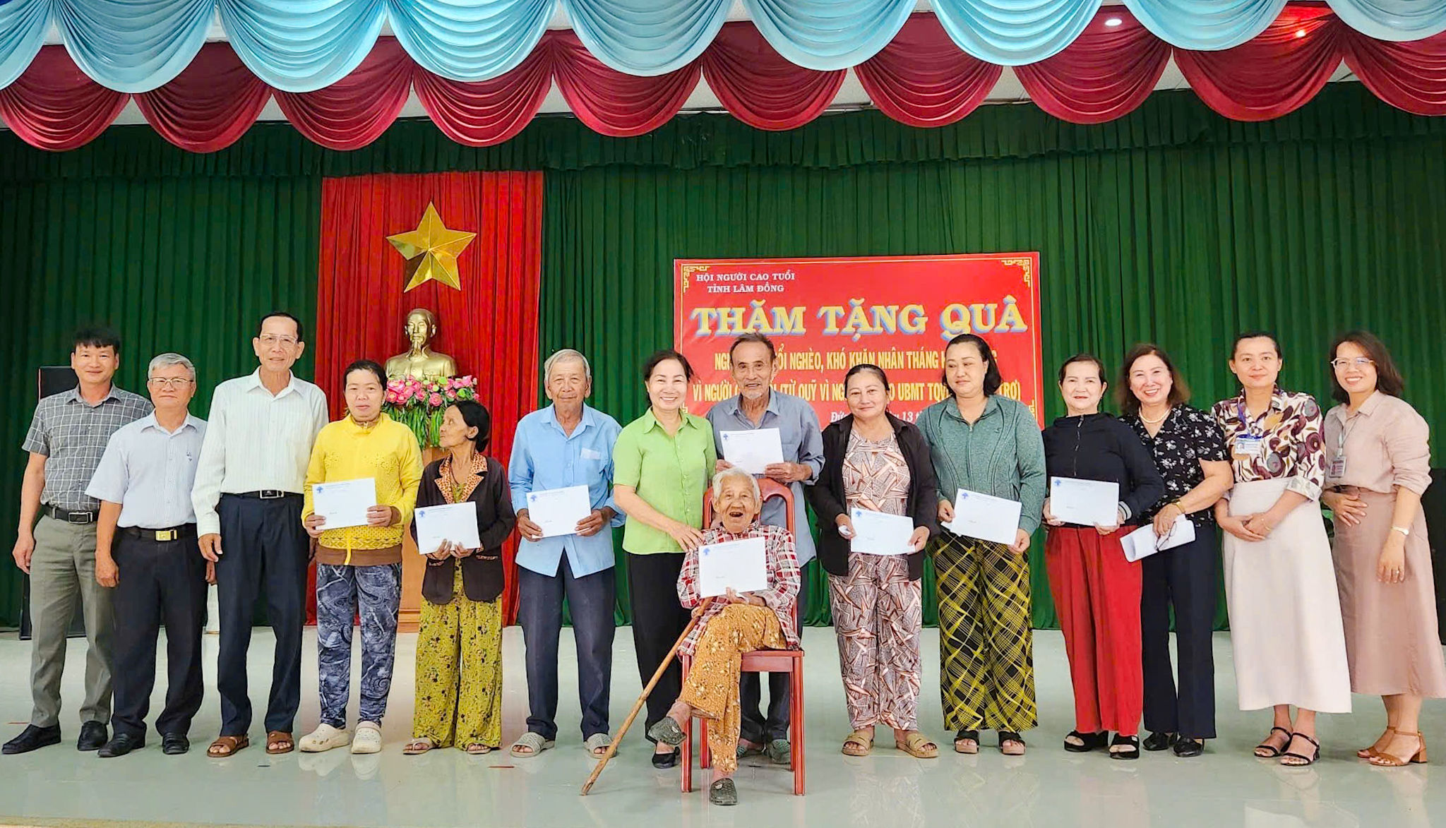 Bà Nguyễn Thị Phúc - Chủ tịch Hội NCT tỉnh (thứ 7, từ trái sang) tặng quà cho NCT có hoàn cảnh khó khăn 