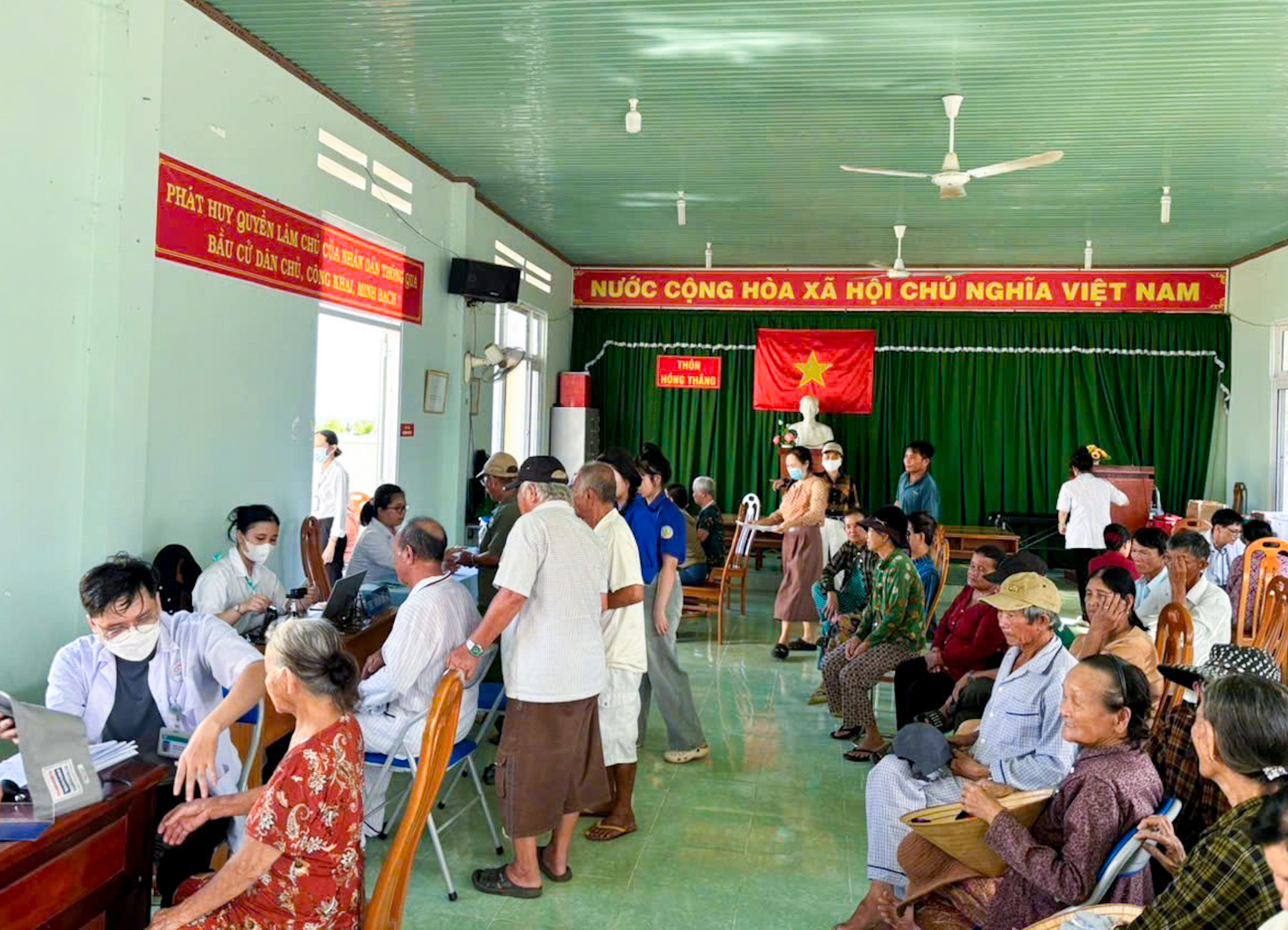 Hội NCT xã Hòa Thắng phối hợp tổ chức khám sàng lọc sức khỏe cho NCT tại từng thôn