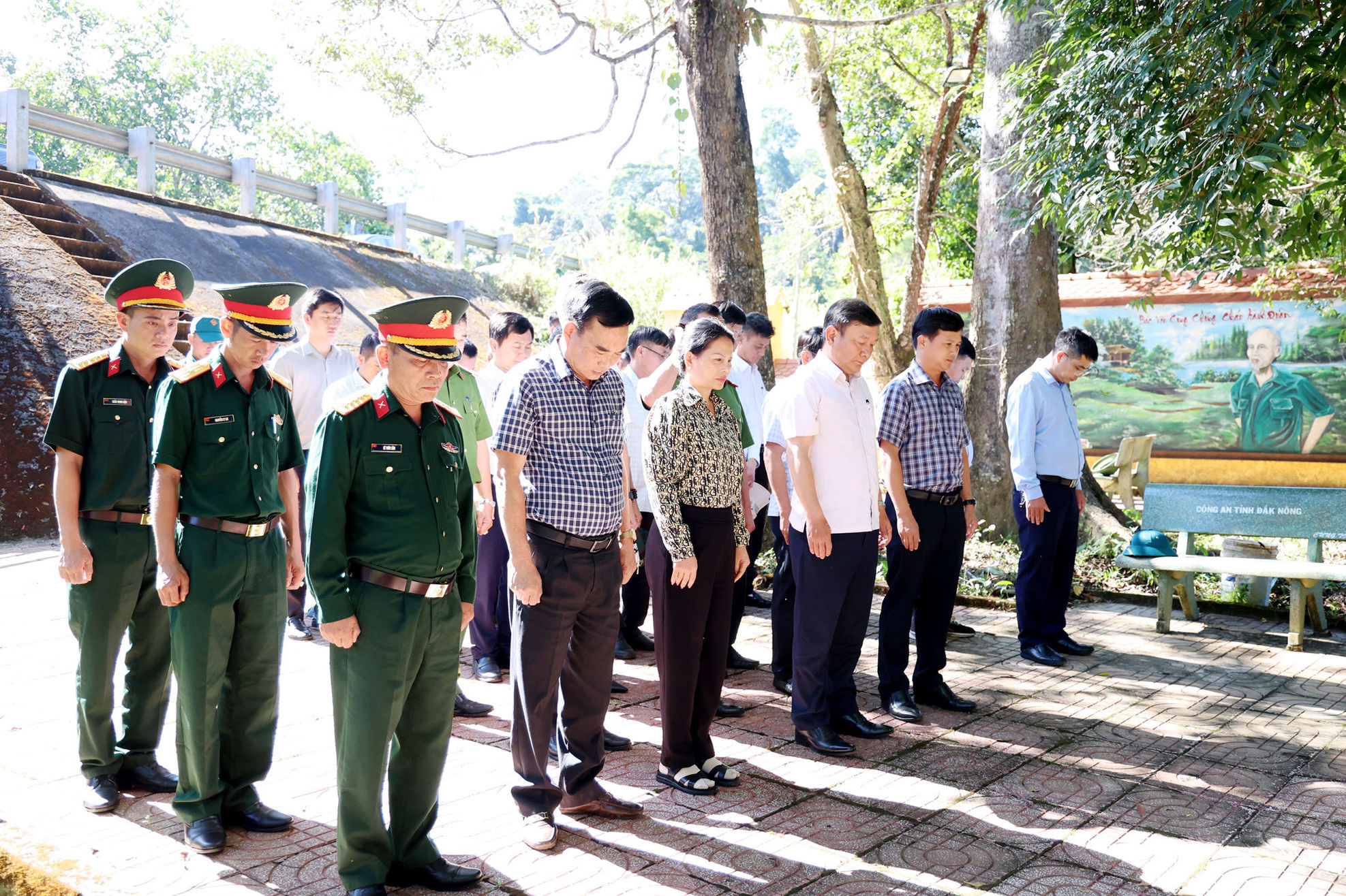 liet-si-pham-hong-cam-1(1).jpg