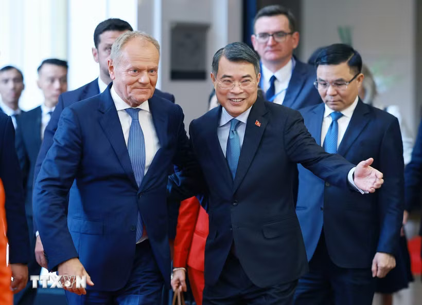 Thủ tướng Lê Minh Hưng và Thủ tướng Cộng hòa Ba Lan Donald Tusk đến dự Hội nghị doanh nghiệp Việt Nam-Ba Lan. (Ảnh: Dương Giang/TTXVN)