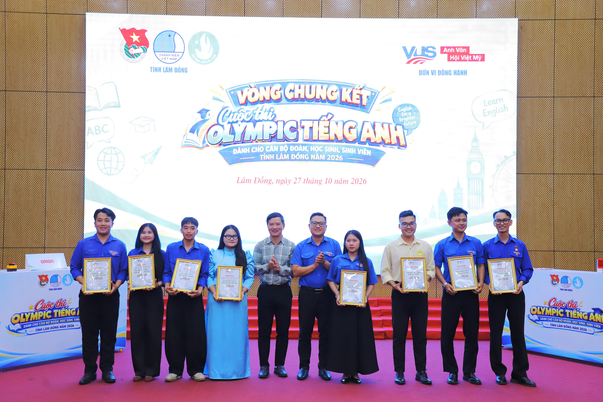 Ban Tổ chức trao giải cho các đội thi