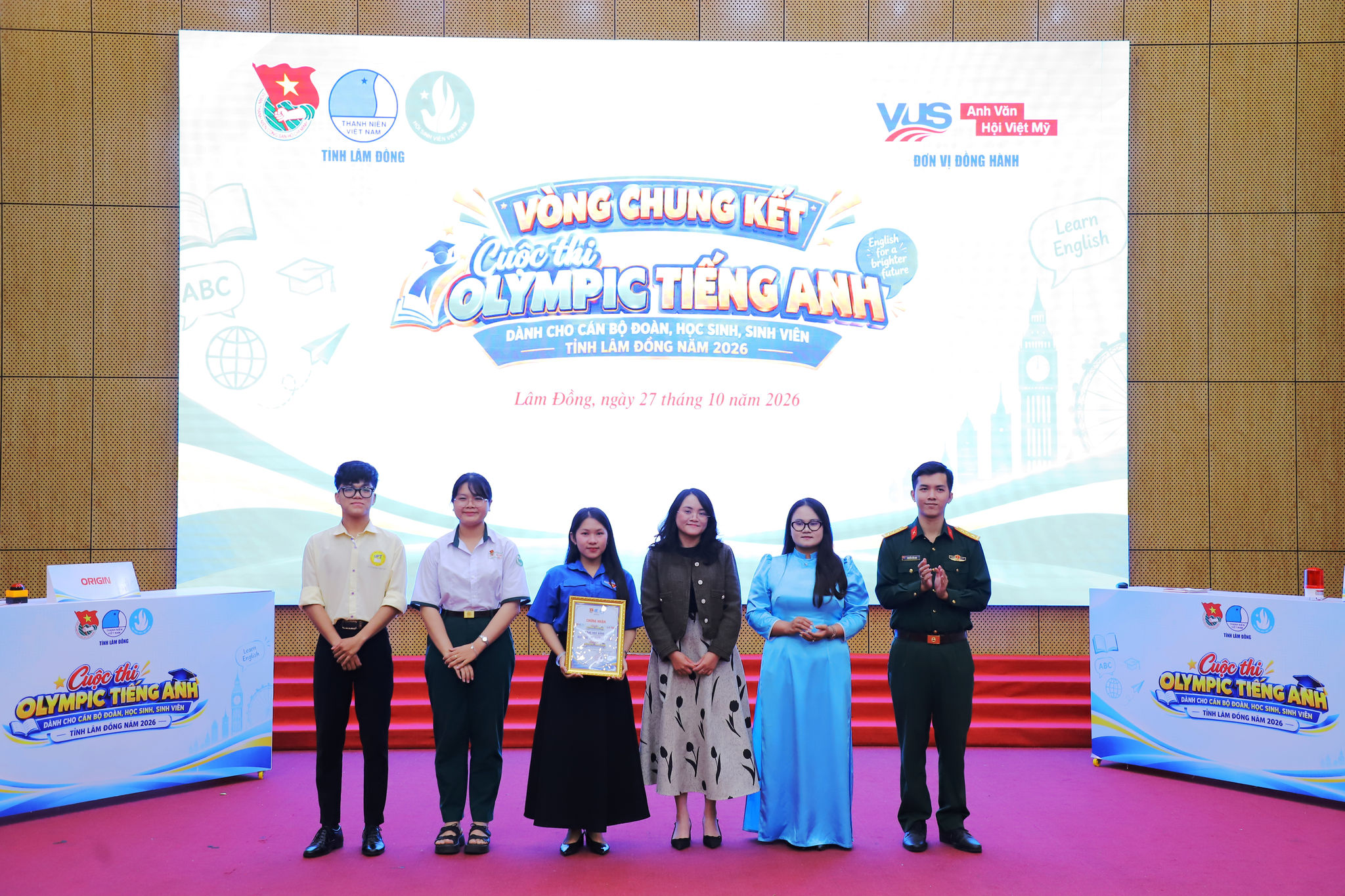 Ban Tổ chức trao giải cho các đội thi