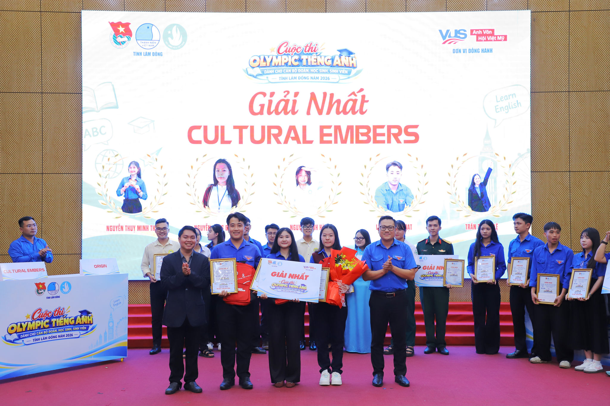 Ban Tổ chức trao giải cho các đội thi