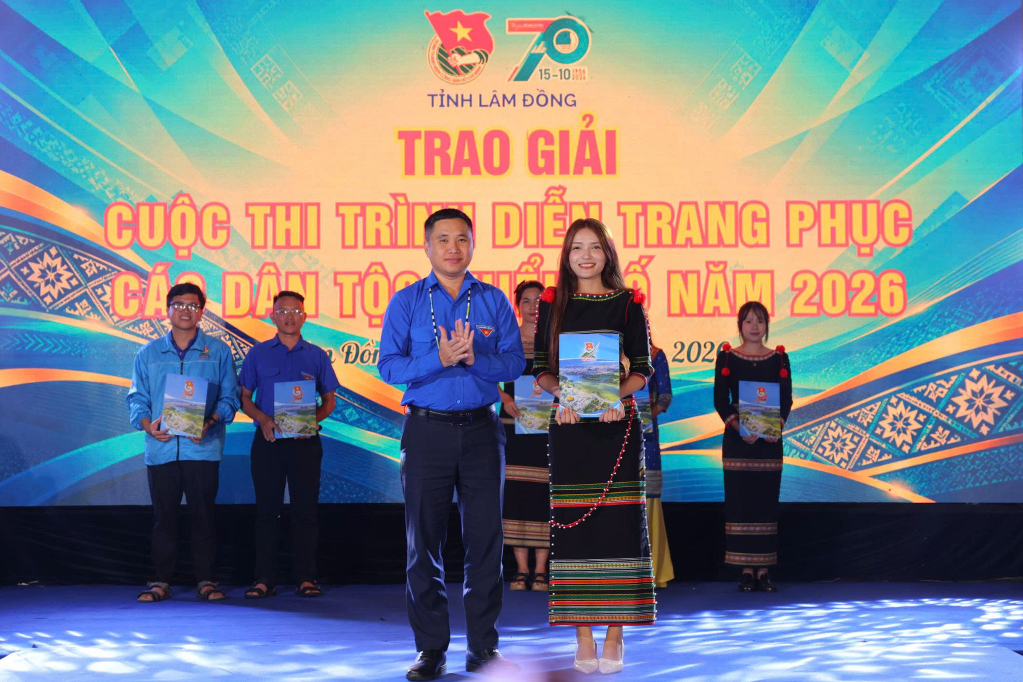 Ban Tổ chức trao giải Nhất phần trình diễn trang phục truyền thống cho Cụm số 7