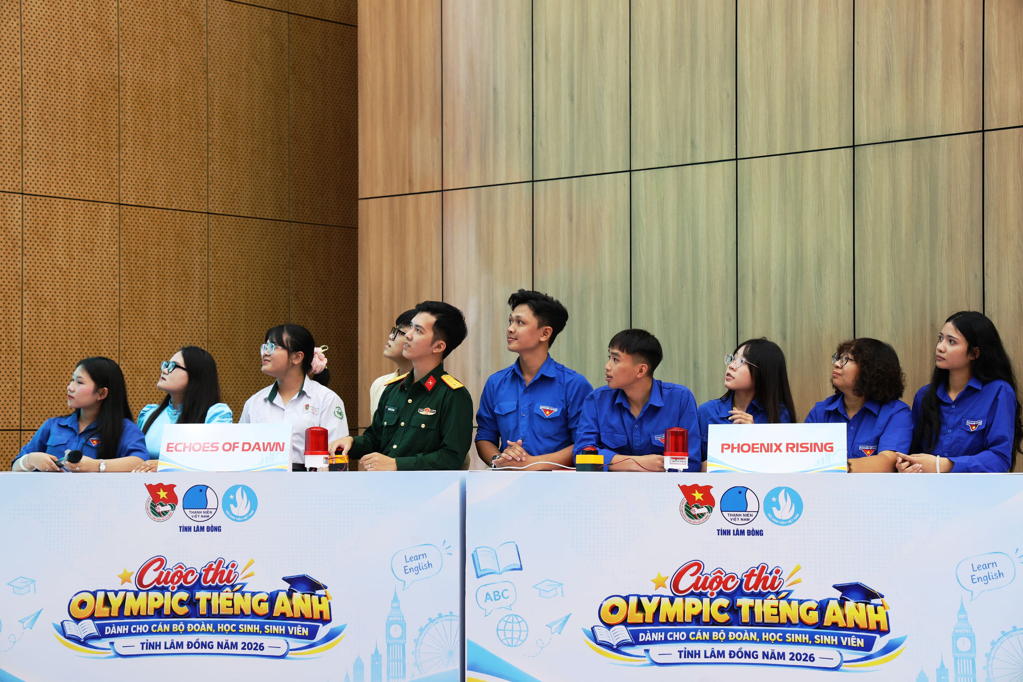Các đội ở phần thi nhấn chuông trả lời