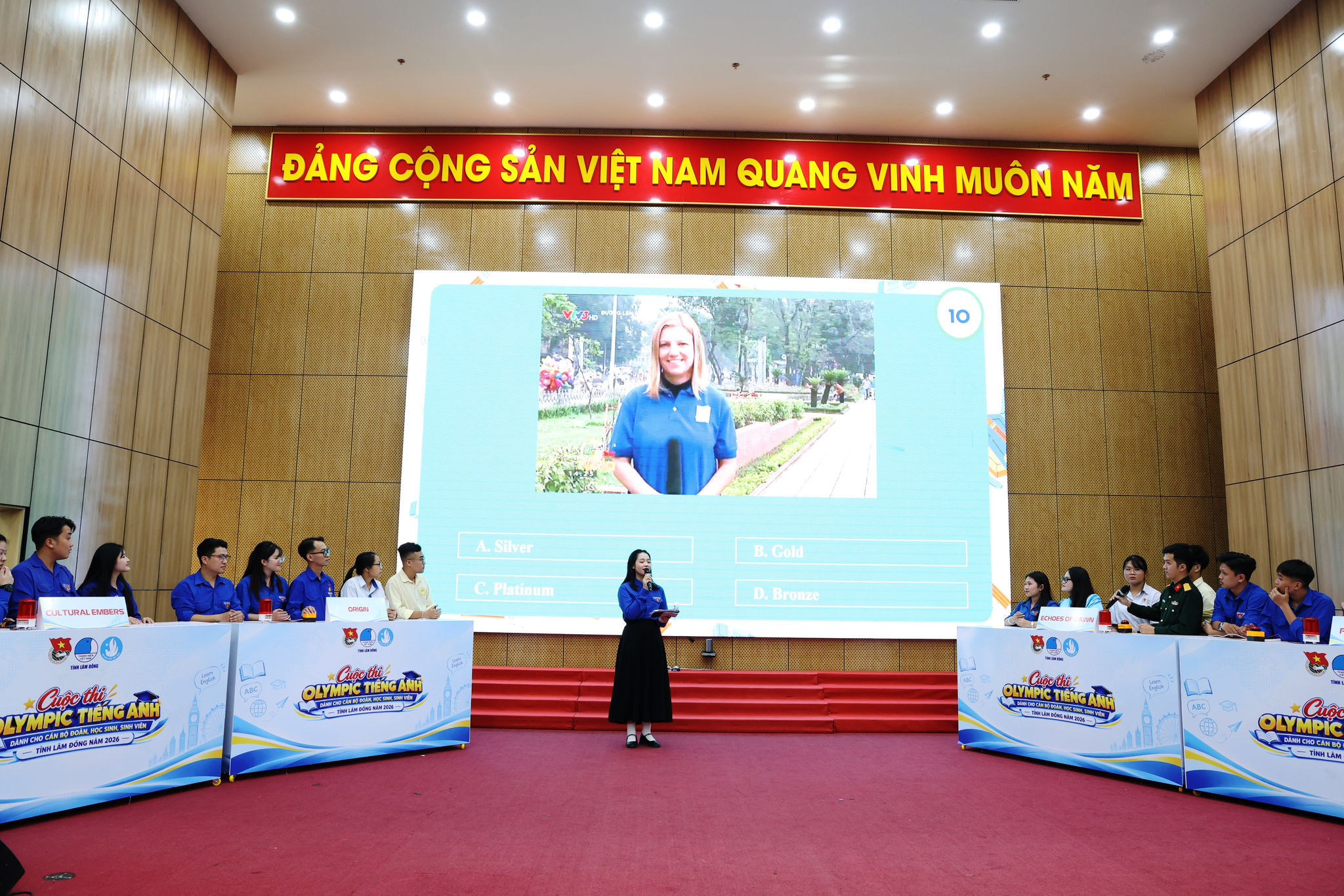 Các đội tham gia ở phần thi nhấn chuông trả lời nhanh