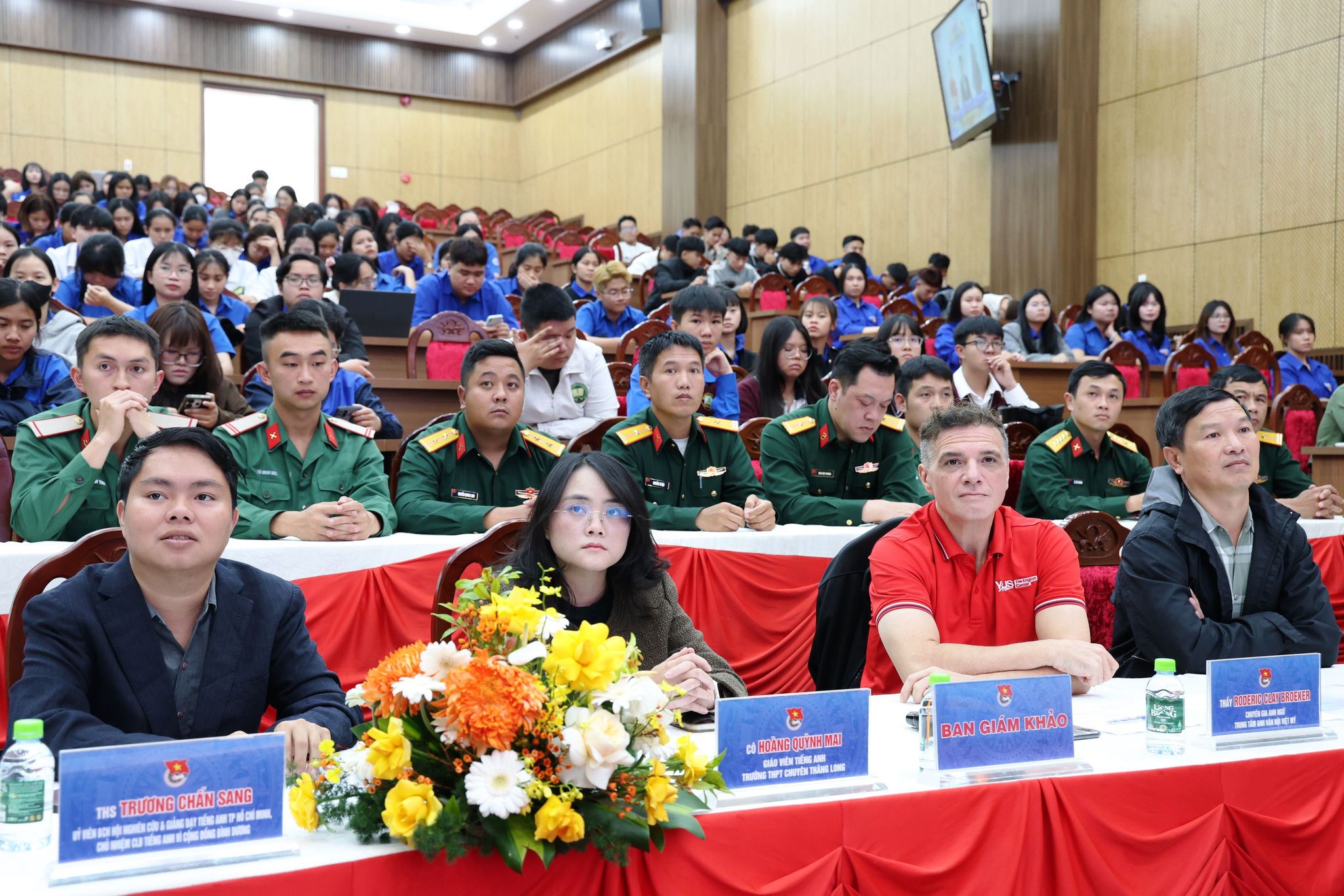 Đại biểu tham dự và Ban Giám khảo cuộc thi