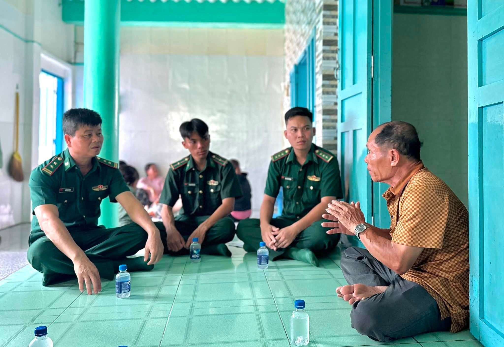 ĐỒN BIÊN PHÒNG CỬA KHẨU CẢNG PHÚ QUÝ THĂM HỎI, ĐỘNG VIÊN GIA ĐÌNH NGƯ DÂN GẶP NẠN TRONG VỤ LẬT TÀU CÁ 16