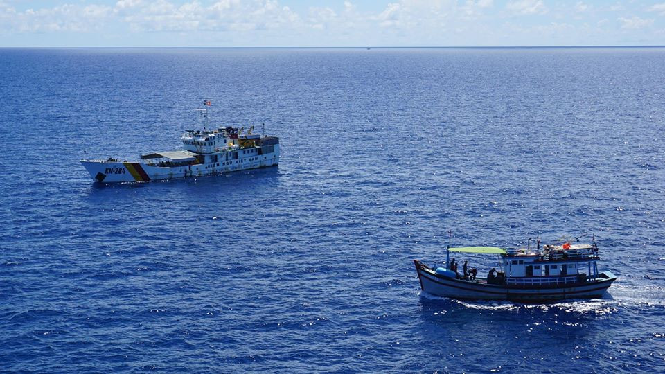 Hình 3 Tàu cá của ngư dân Bình Thuận đánh bắt gần nhà giàn DK1