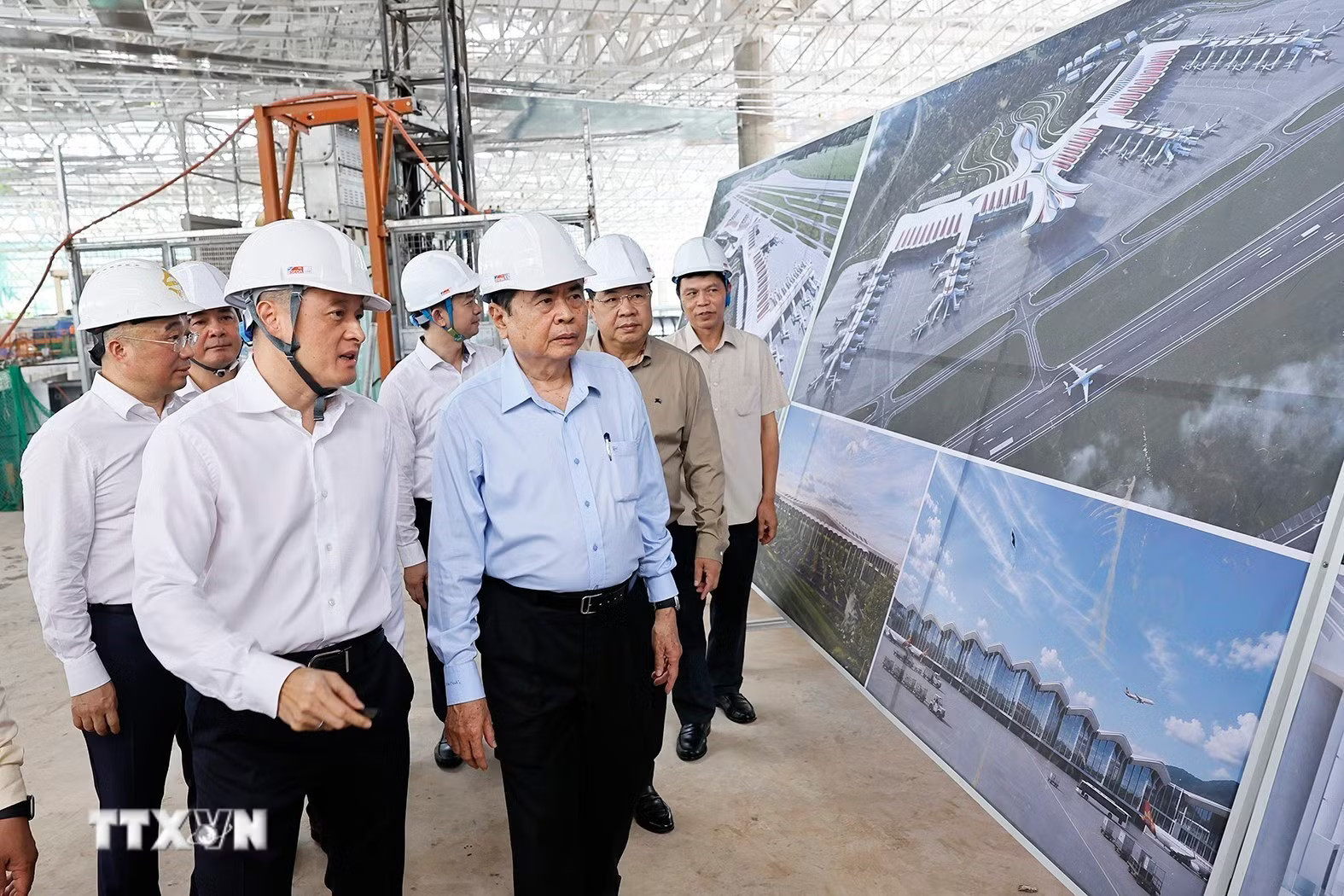 ttxvn_vna-potal-chu-tich-quoc-hoi-kiem-tra-tien-do-cac-cong-trinh-du-an-phuc-vu-hoi-nghi-cap-cao-apec-9110647-5.jpg
