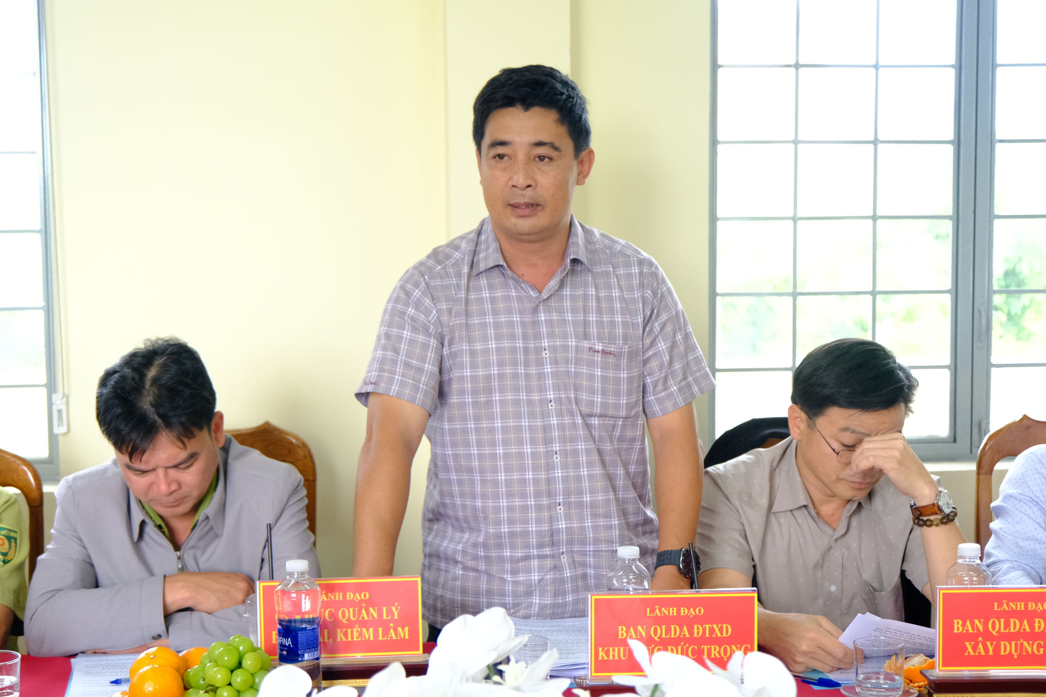 Ông Bùi Hồng Lĩnh, Giám đốc Ban Quan lý dự án Đầu tư xây dựng khu vực Đức Trọng báo cáo tiến độ thực hiện giải ngân vốn đầu tư công trên địa bàn
