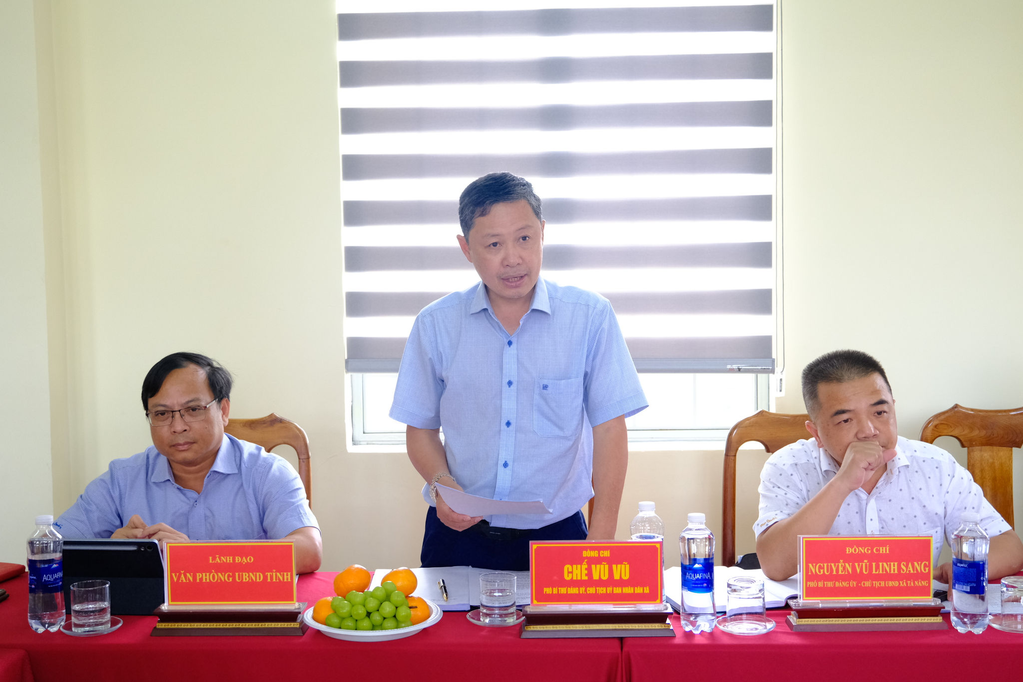 Ông Chế Vũ Vũ, Chủ tịch UBND xã Tà Hine báo cáo tiến độ thực hiện các nhiệm vụ trên địa bàn