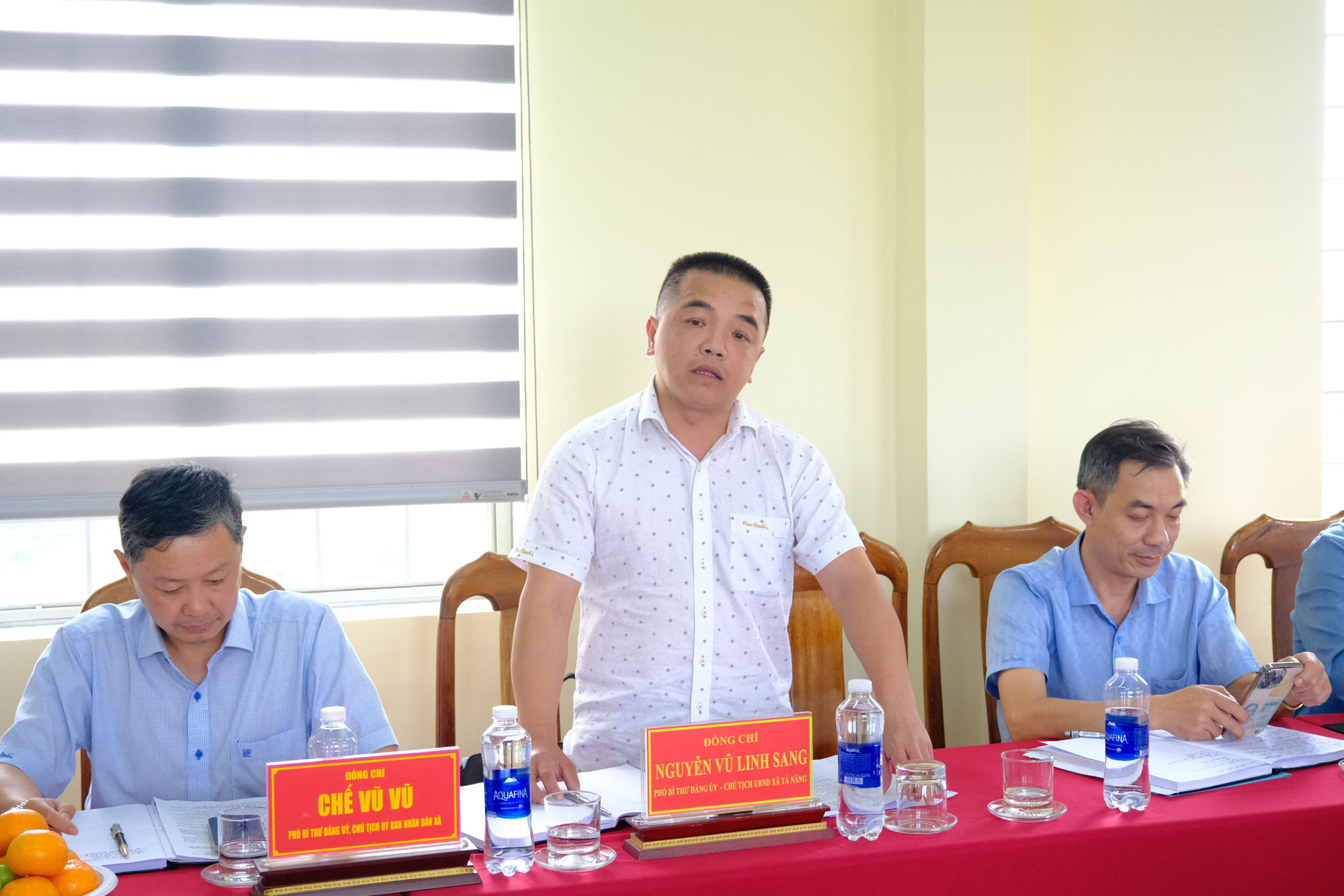 Ông Nguyễn Vũ Linh Sang, Chủ tịch UBND xã Tà Năng báo cáo tiến độ thực hiện các nhiệm vụ trên địa bàn